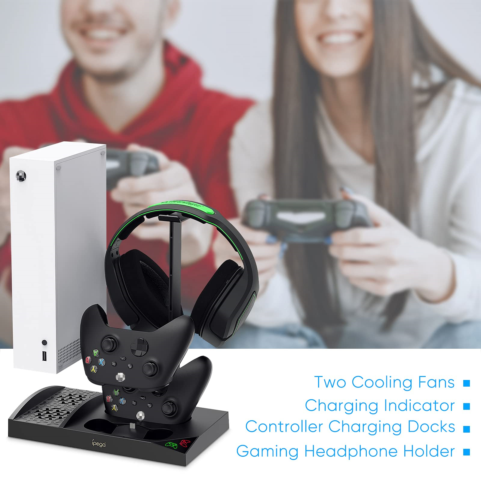 Ein Gaming-Setup mit Kopfhörern, Controllern und einer Konsole.