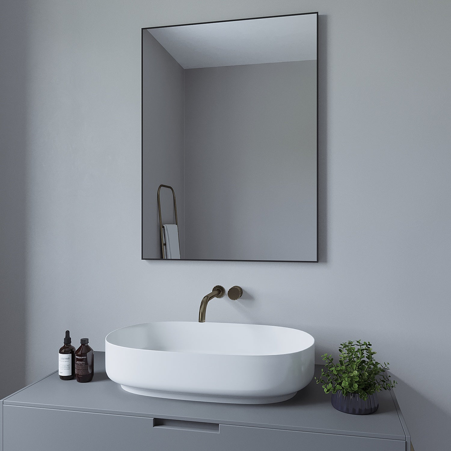 Ein Badezimmer mit Spiegel, Waschbecken und Toilettenartikeln.