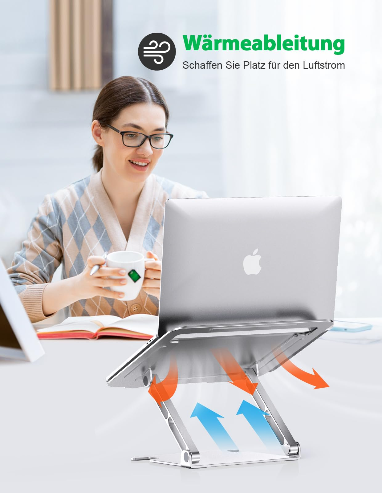 Eine Frau mit einem Laptop auf einem Ständer, Pfeile zeigen den Luftstrom an. Eine Tasse steht auf dem Schreibtisch.