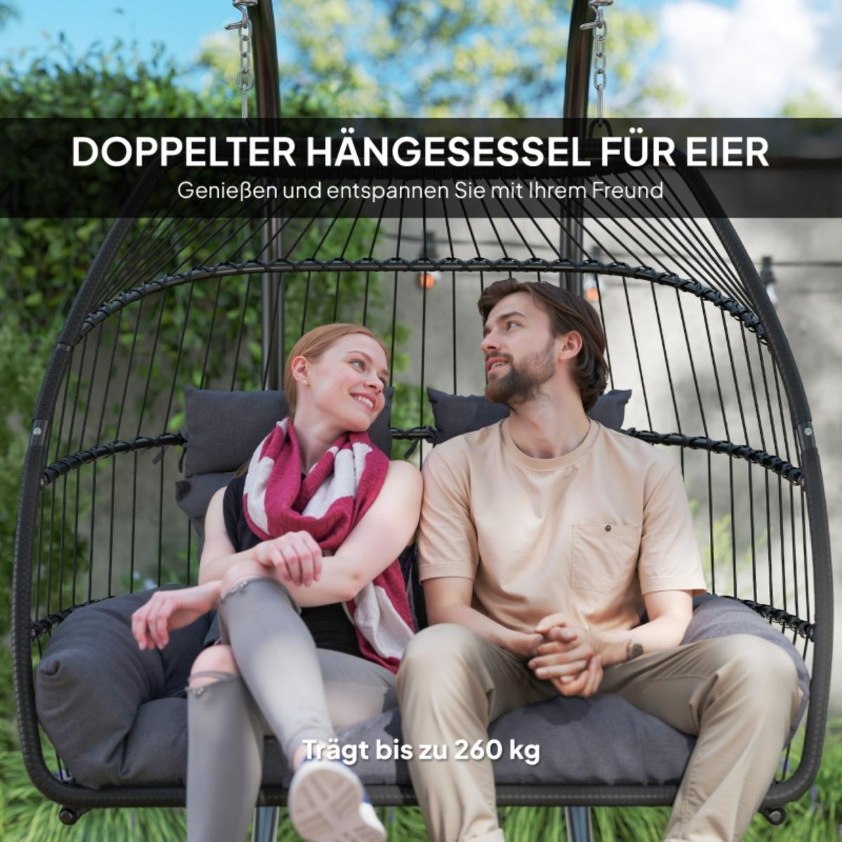 Ein Paar sitzt in einem Doppel-Eiersessel und lächelt sich an. Der Text oben lautet 'DOPPELTER HÄNGESESSEL FÜR EIER'.