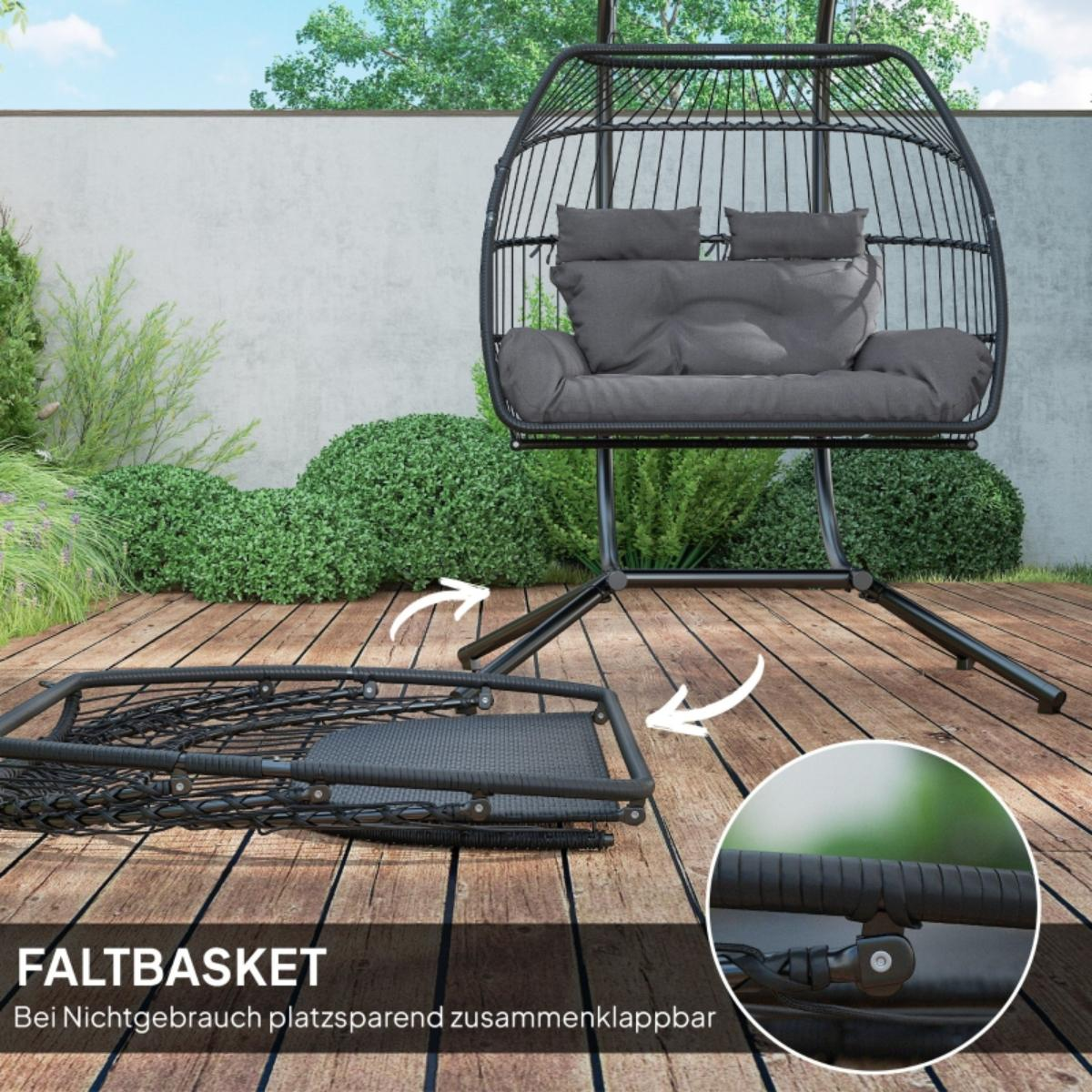 Ein schwarzer Hängestuhl auf einer Holzterrasse. Auf der Terrasse befindet sich ein zusammenklappbarer Korb.