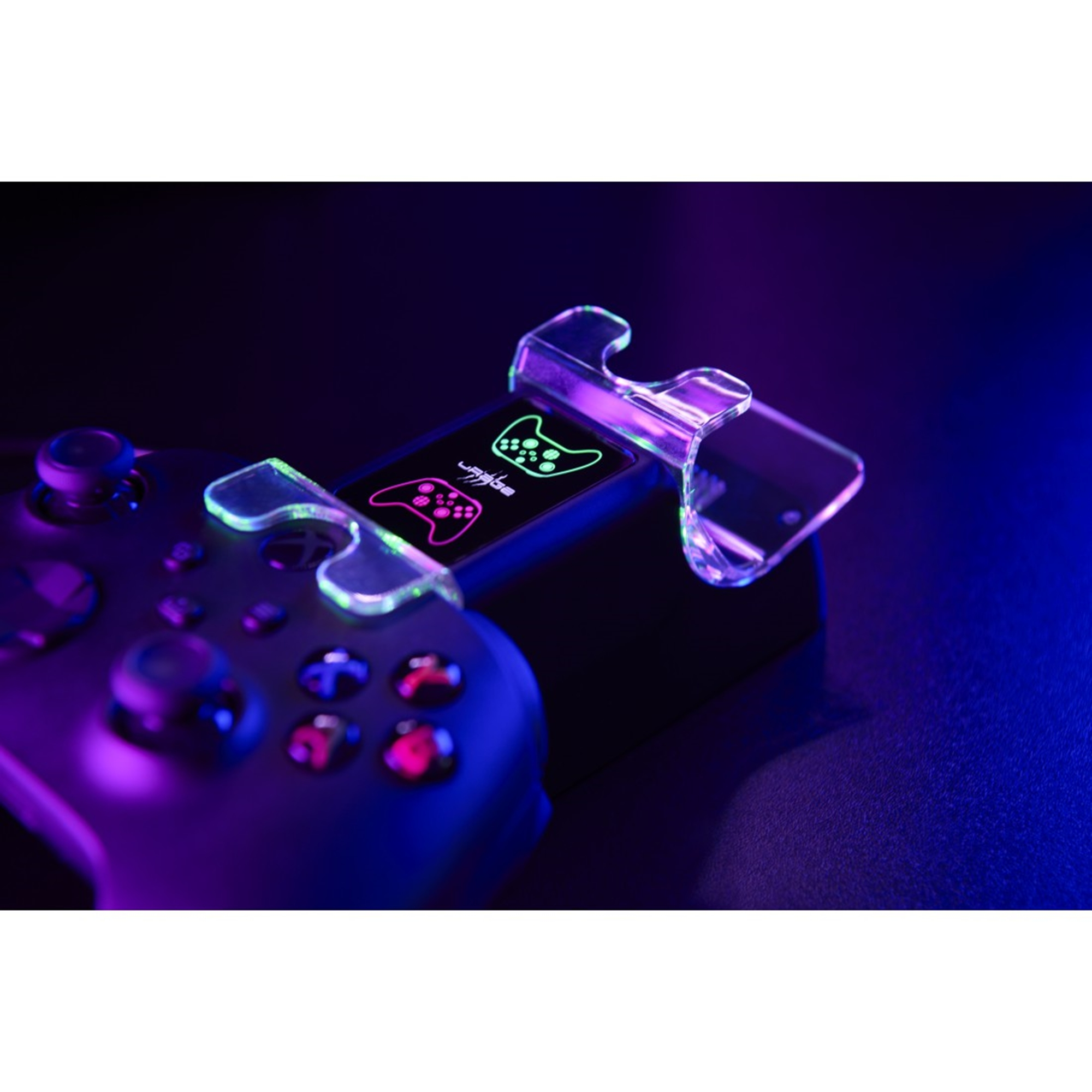 Ein Controller auf einer Ladestation mit blau-violettem Leuchten. Der Controller hat ein Logo.