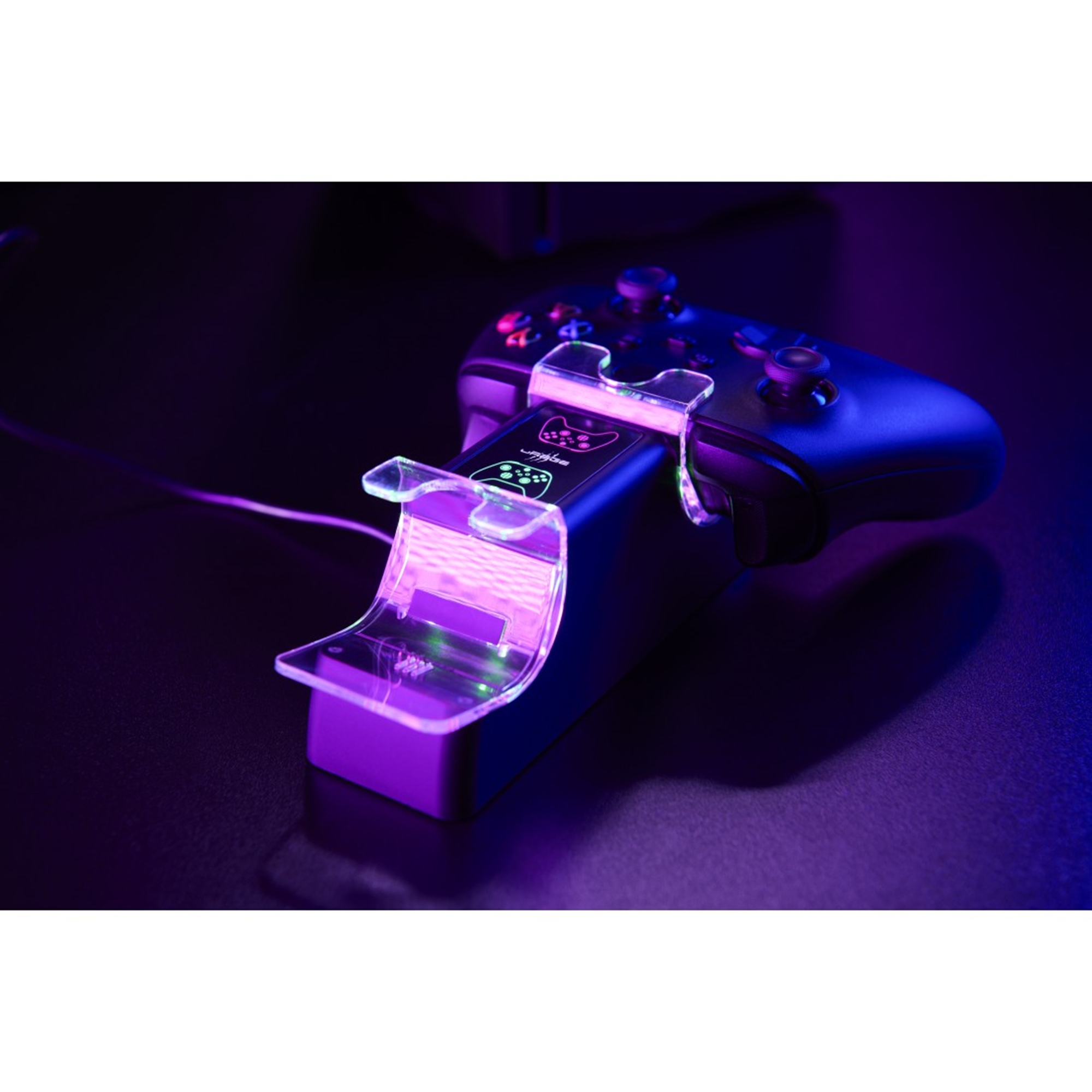 Ein Gaming-Controller auf einem Ladeständer. Der Ständer hat eine beleuchtete Frontplatte mit einem Controller.