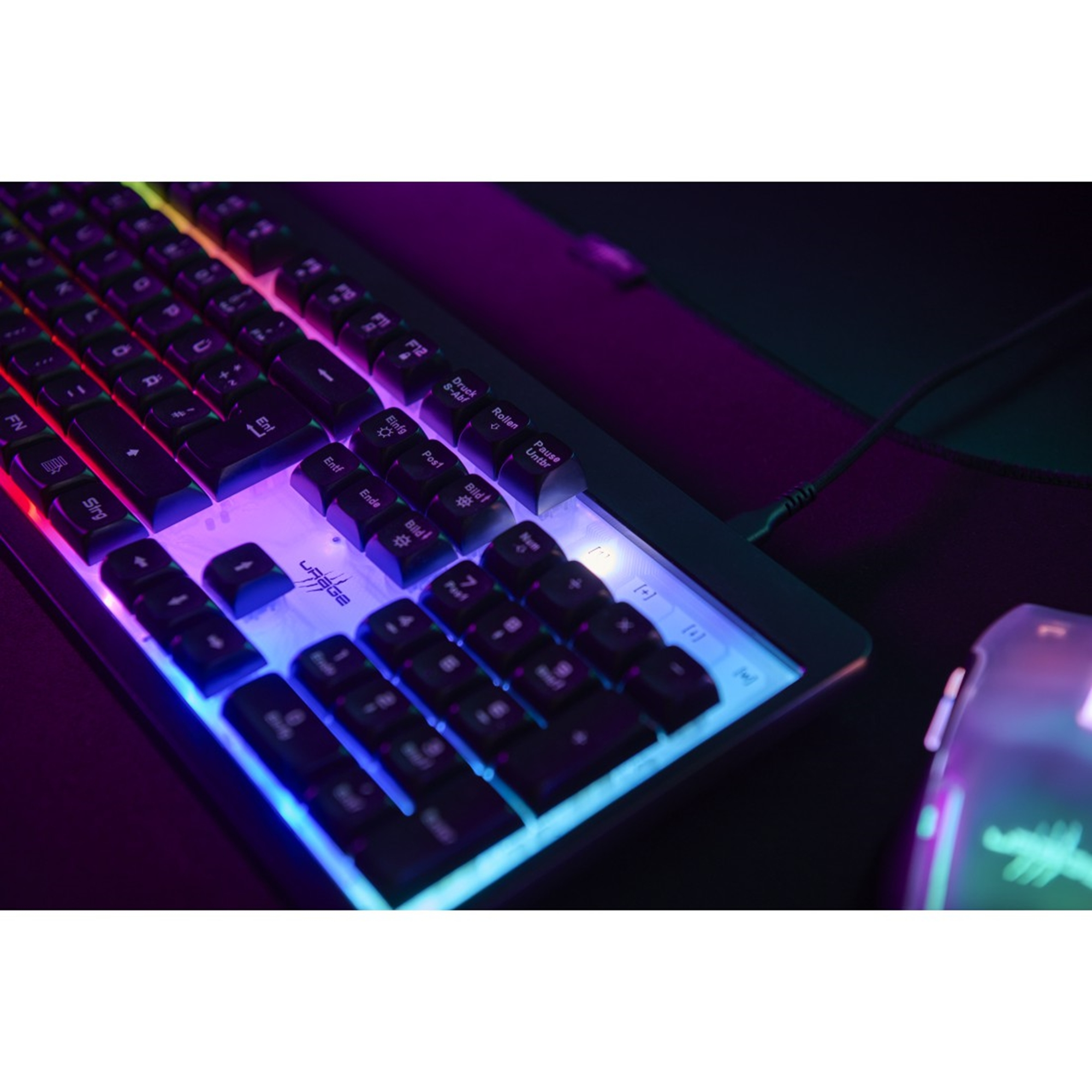 Eine Gaming-Tastatur mit Regenbogenlichtern und eine Maus auf schwarzer Oberfläche. Reflektierend.