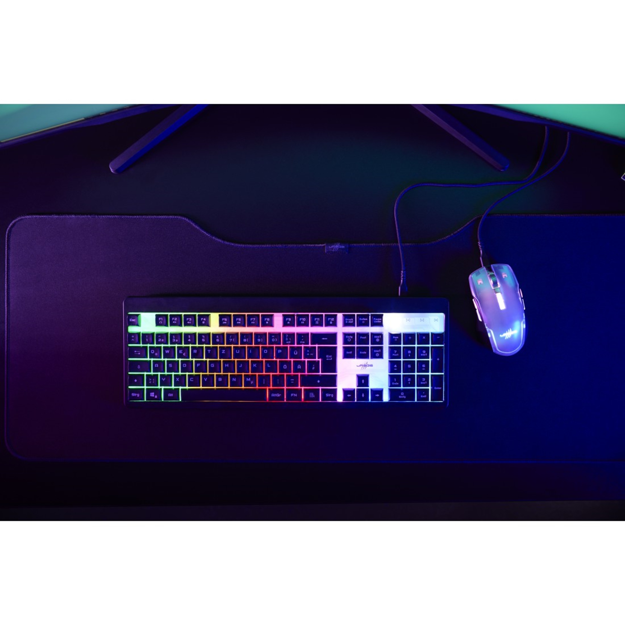 Gaming-Setup mit Tastatur, Maus und großem Monitor. Tastatur hat farbige Tasten, Maus leuchtet.