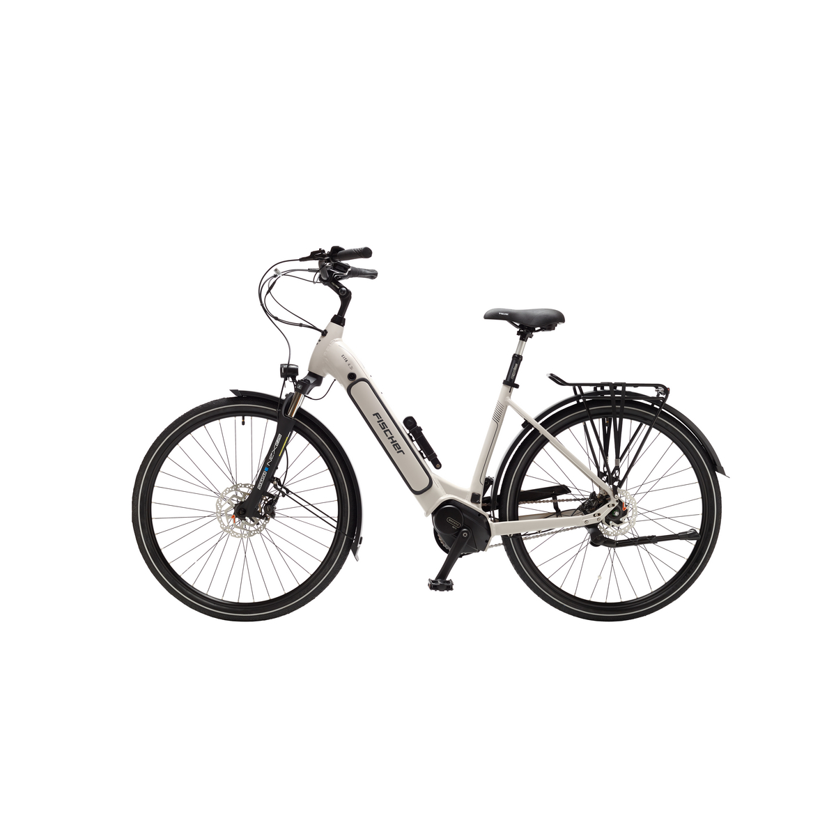 Ein weißes Elektrofahrrad mit schwarzen Reifen, einem Heckträger und dem Markennamen 'FISCHER' auf dem Rahmen.