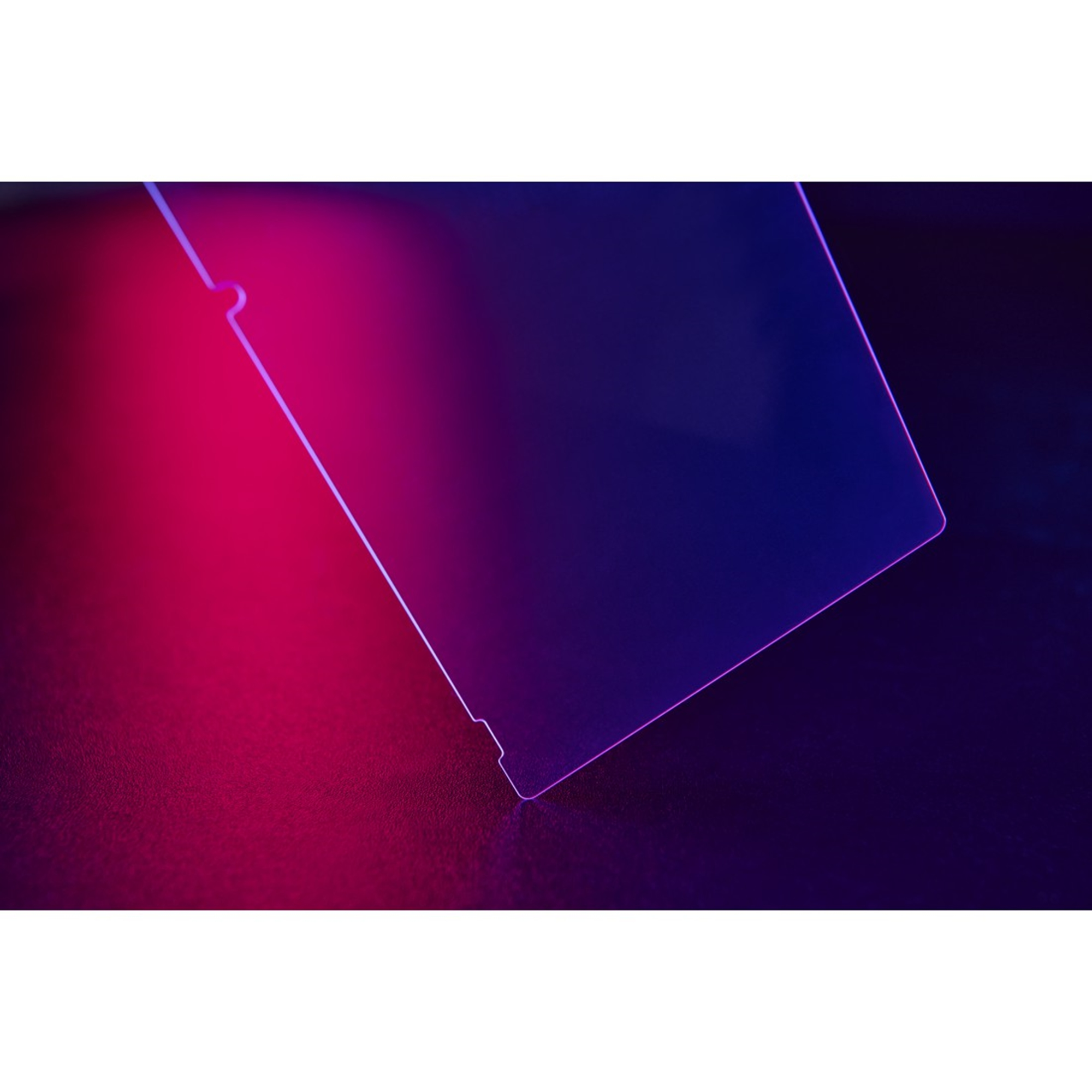 Nahaufnahme eines Displayschutzes, der von rotem und blauem Licht beleuchtet wird, wodurch ein Gradienteneffekt entsteht.