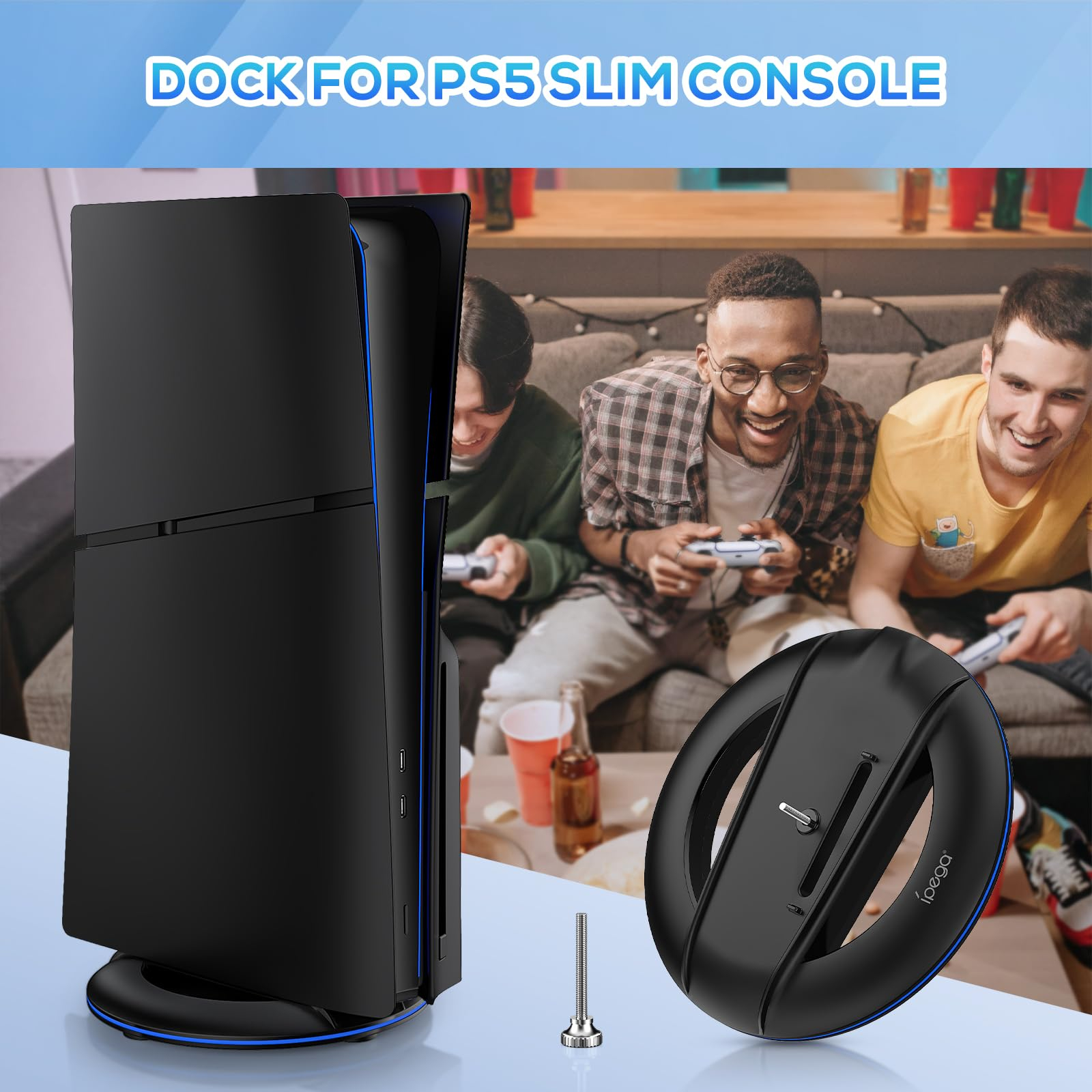 Schwarze PS5 Slim-Konsole auf einem Ständer, im Hintergrund spielen zwei Personen Spiele.