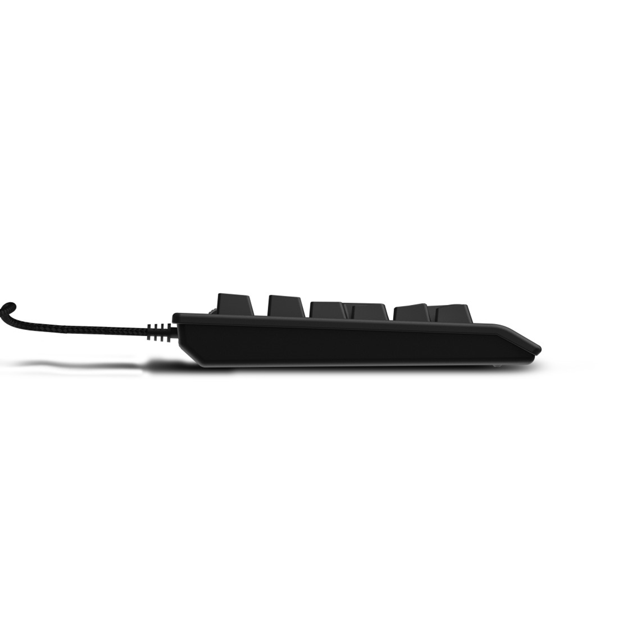 Seitenansicht einer schwarzen Tastatur mit angeschlossenem Kabel. Sie liegt auf einer weißen Oberfläche.