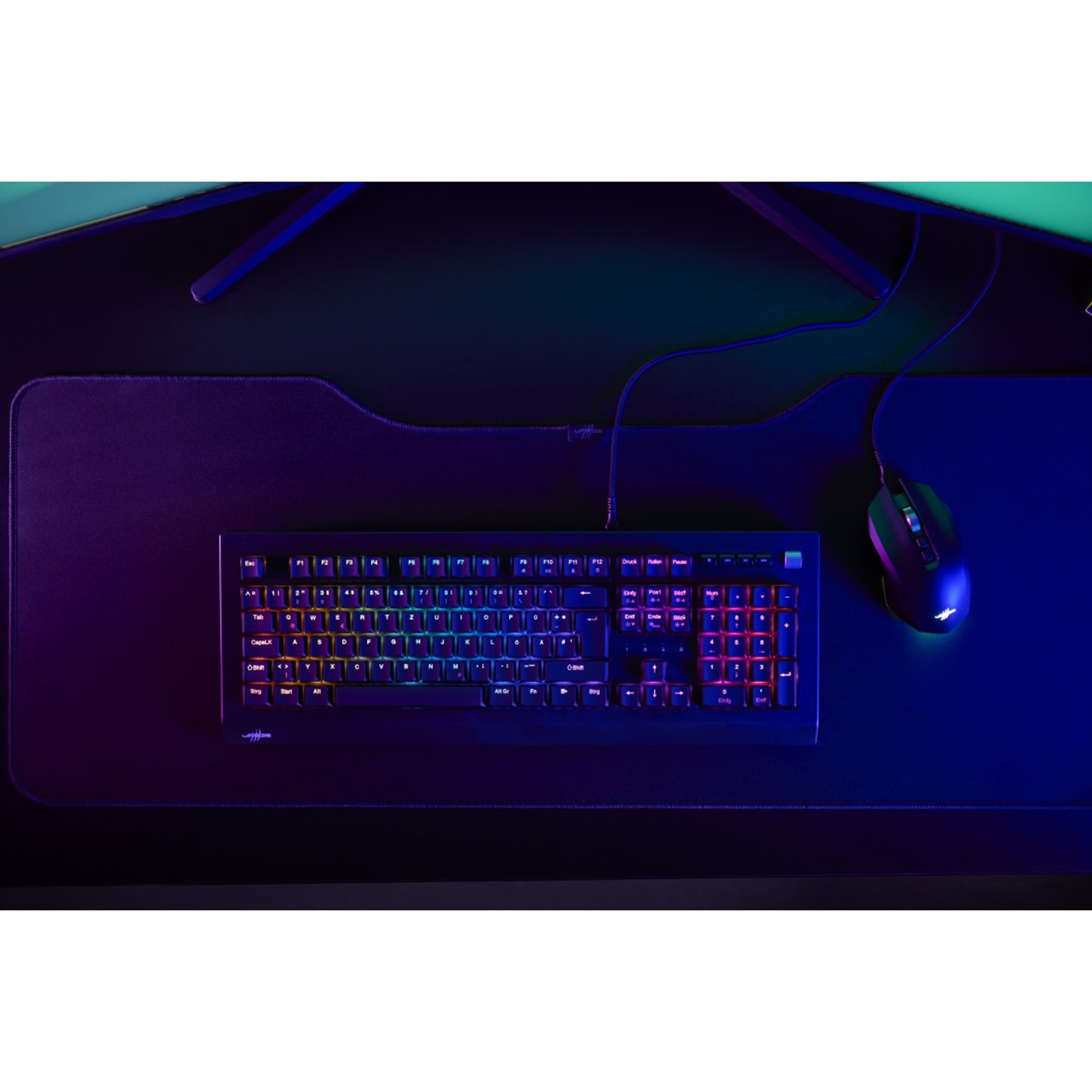 Tastatur und Maus auf schwarzem Untergrund. Die Tastatur hat Regenbogenbeleuchtung.