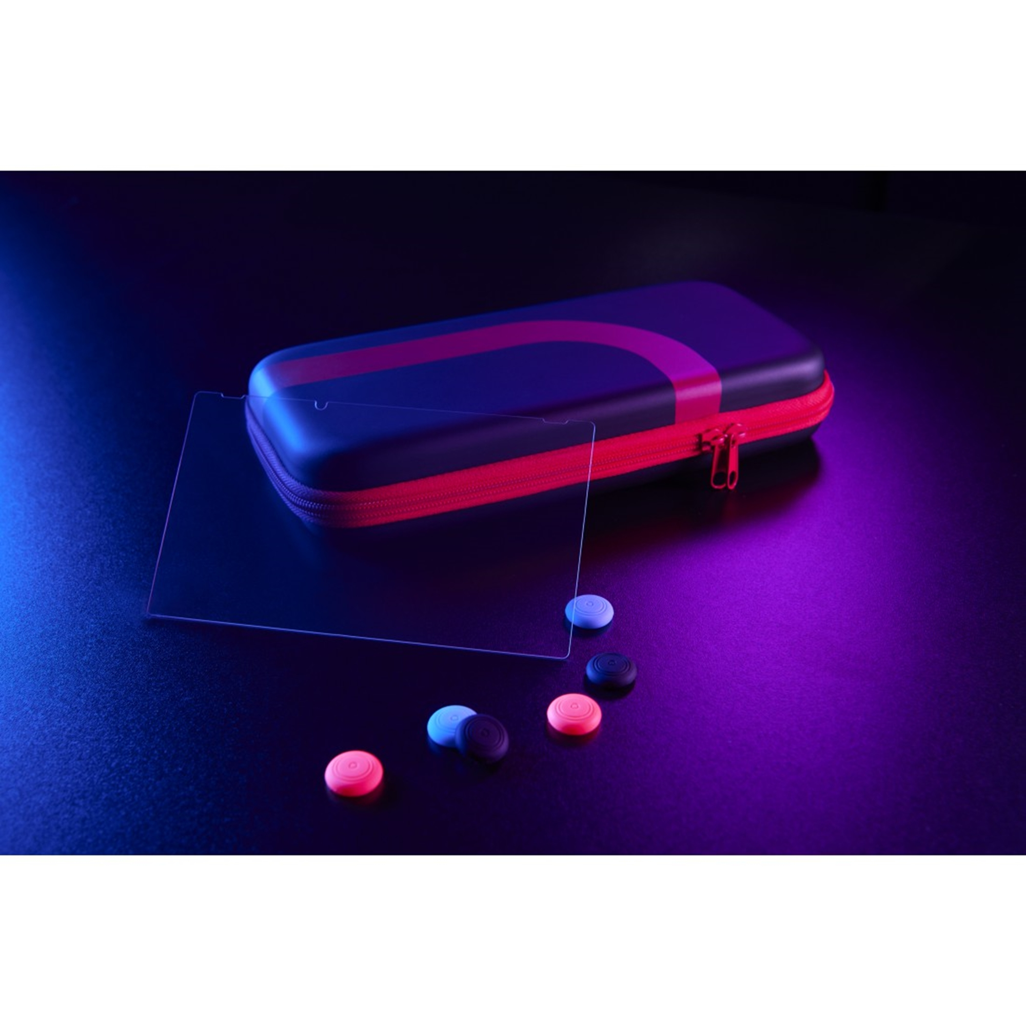 Eine schwarz-rote Hülle, eine Displayschutzfolie und bunte Knöpfe auf einem dunkelvioletten und blauen Hintergrund.