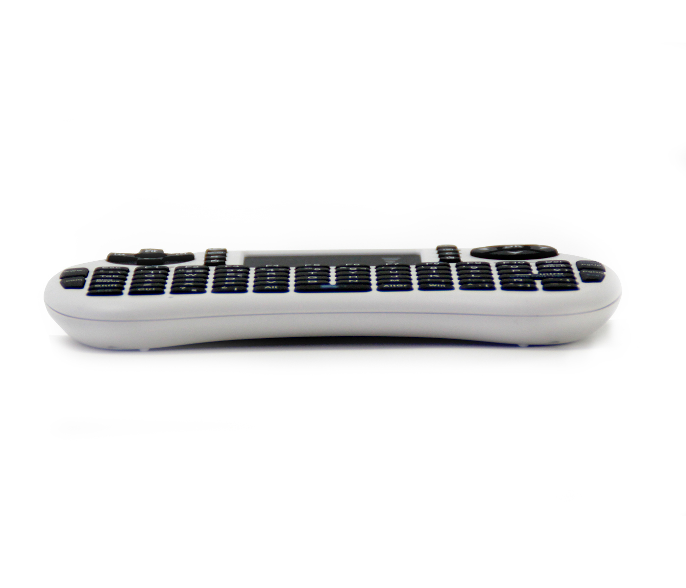 Una tastiera wireless bianca, curva, con tasti neri e un touchpad nero, isolata su bianco.