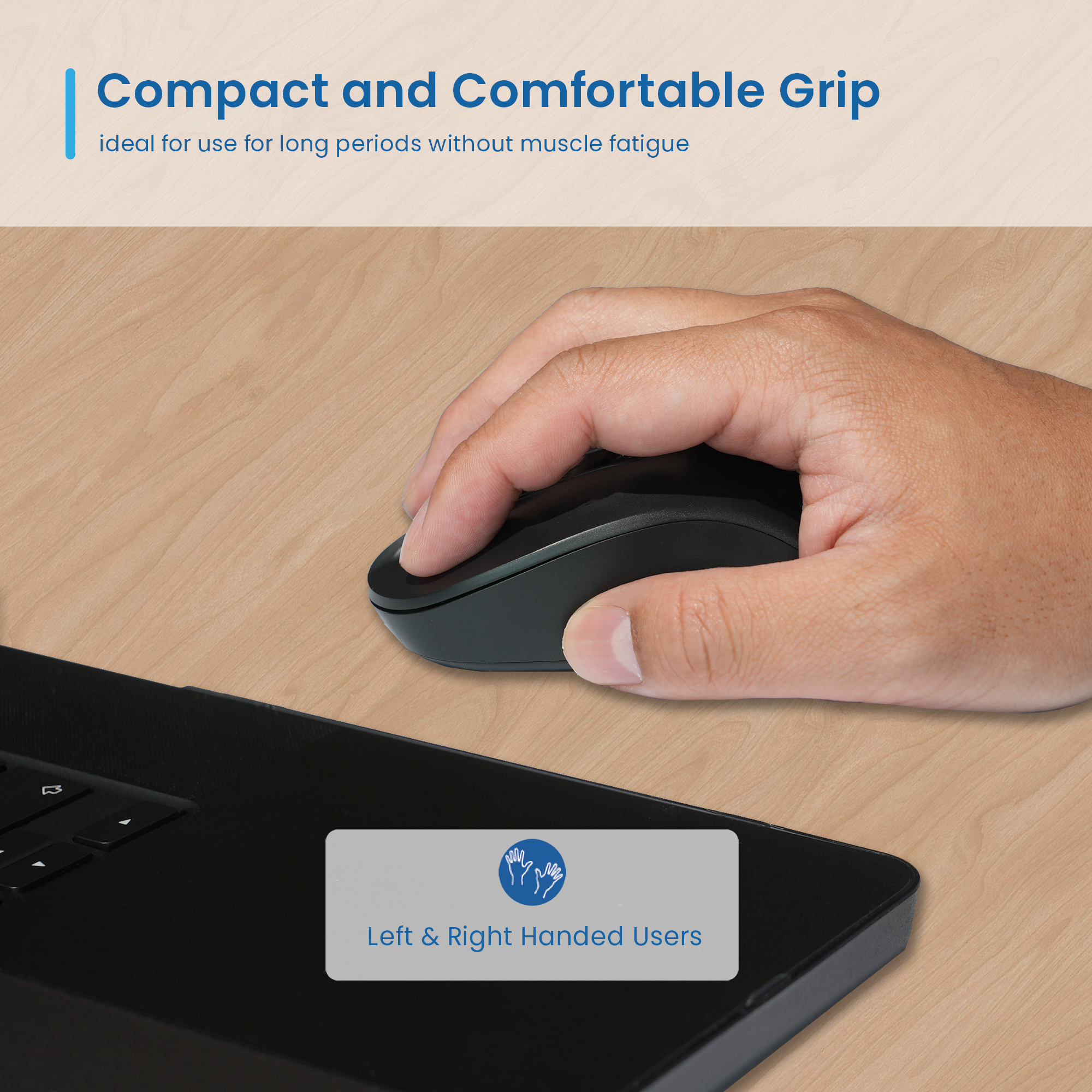 Una mano tiene un mouse nero accanto a un laptop su una superficie di legno. Il mouse è per utenti mancini e destrorsi.