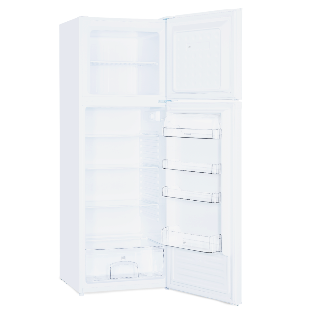 Refrigerador blanco con la puerta abierta, mostrando estantes y compartimentos. Logo Brandt.