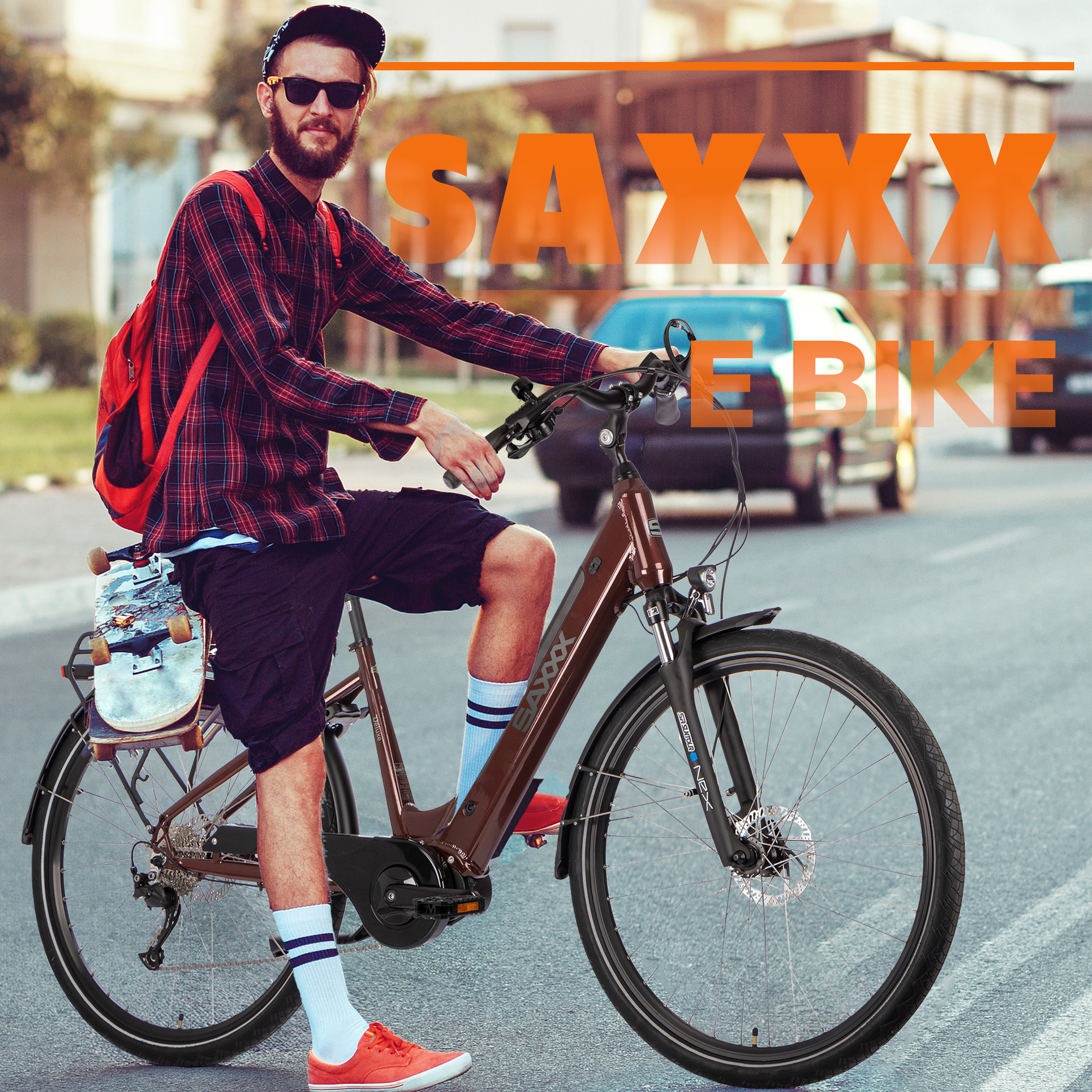 Mann mit Bart auf braunem E-Bike, Sonnenbrille und Rucksack. Text: SAXXX EBIKE.