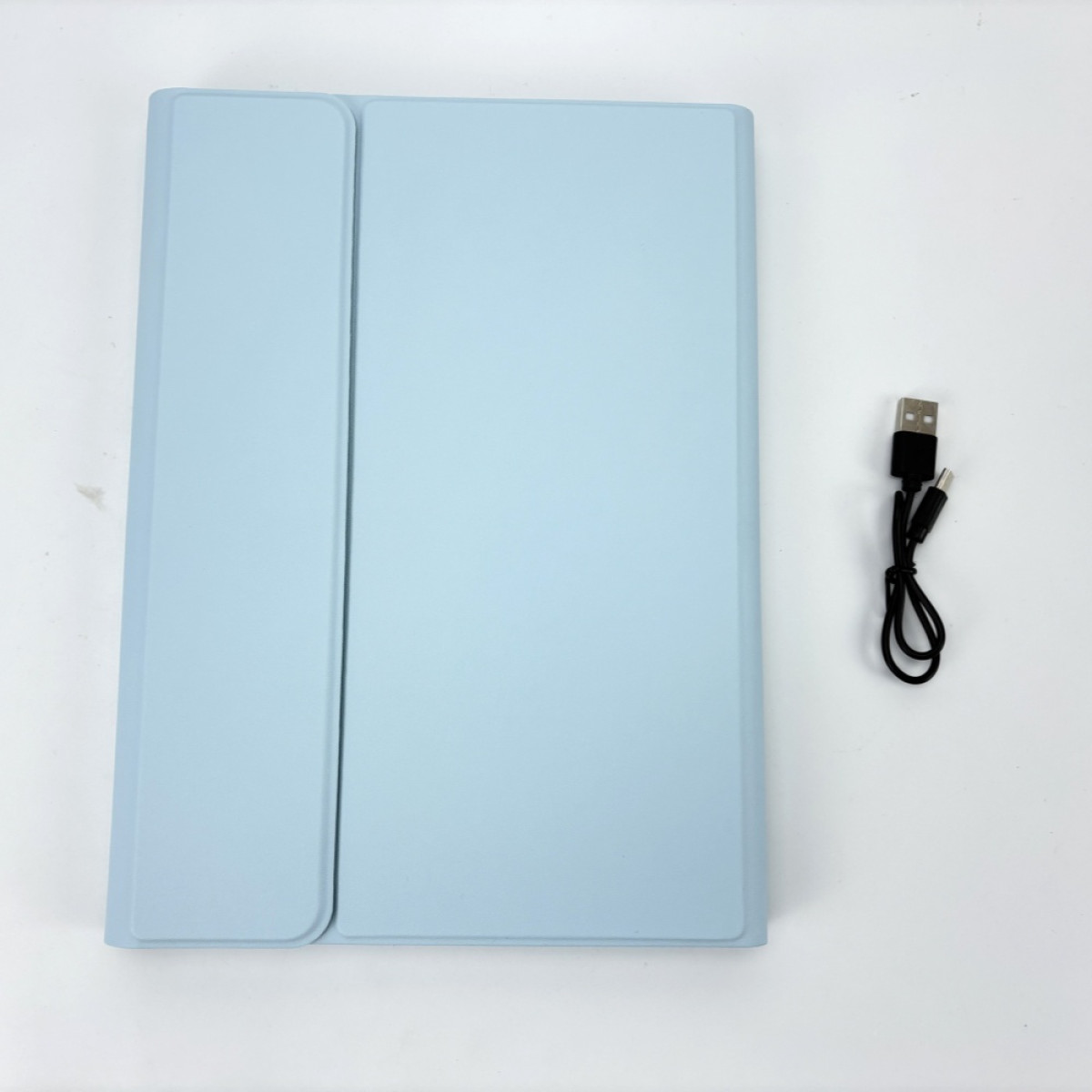 Een lichtblauwe tablethoes en een zwarte USB-kabel met een witte achtergrond.