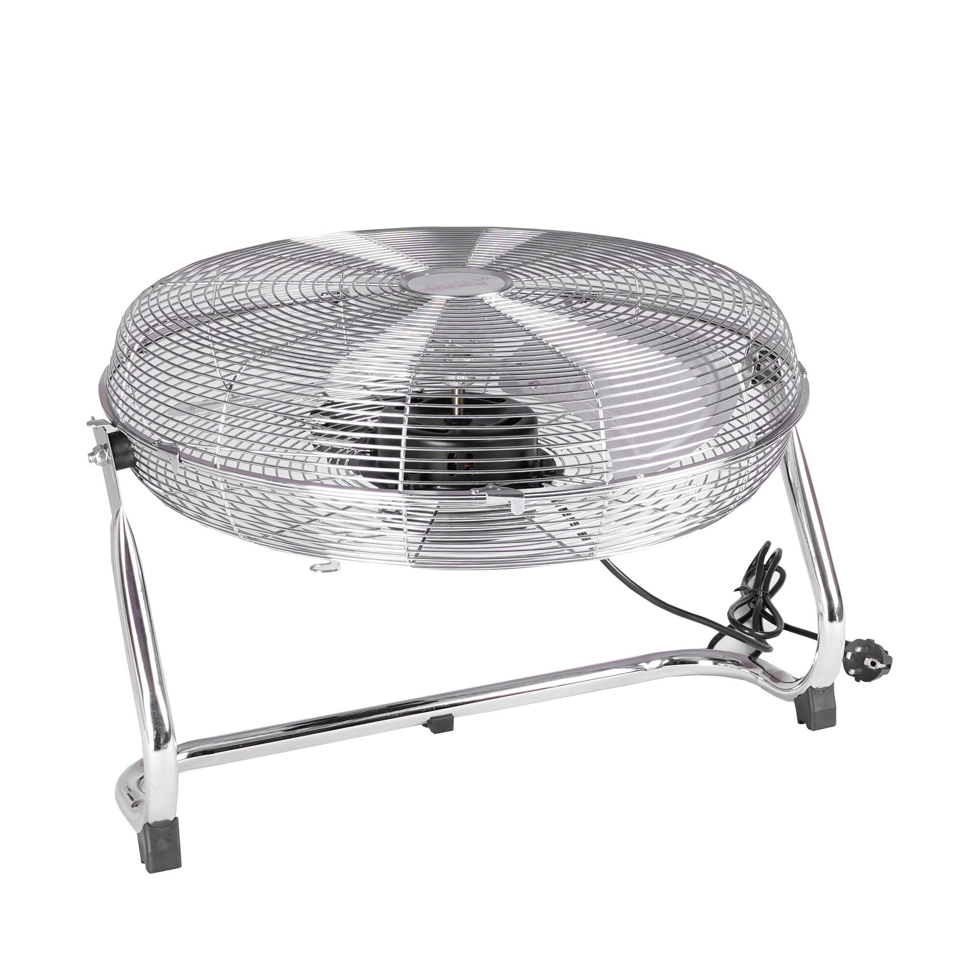 Ventilador cromado con tres aspas. Tiene una jaula y una base de metal. Está sobre un fondo blanco.