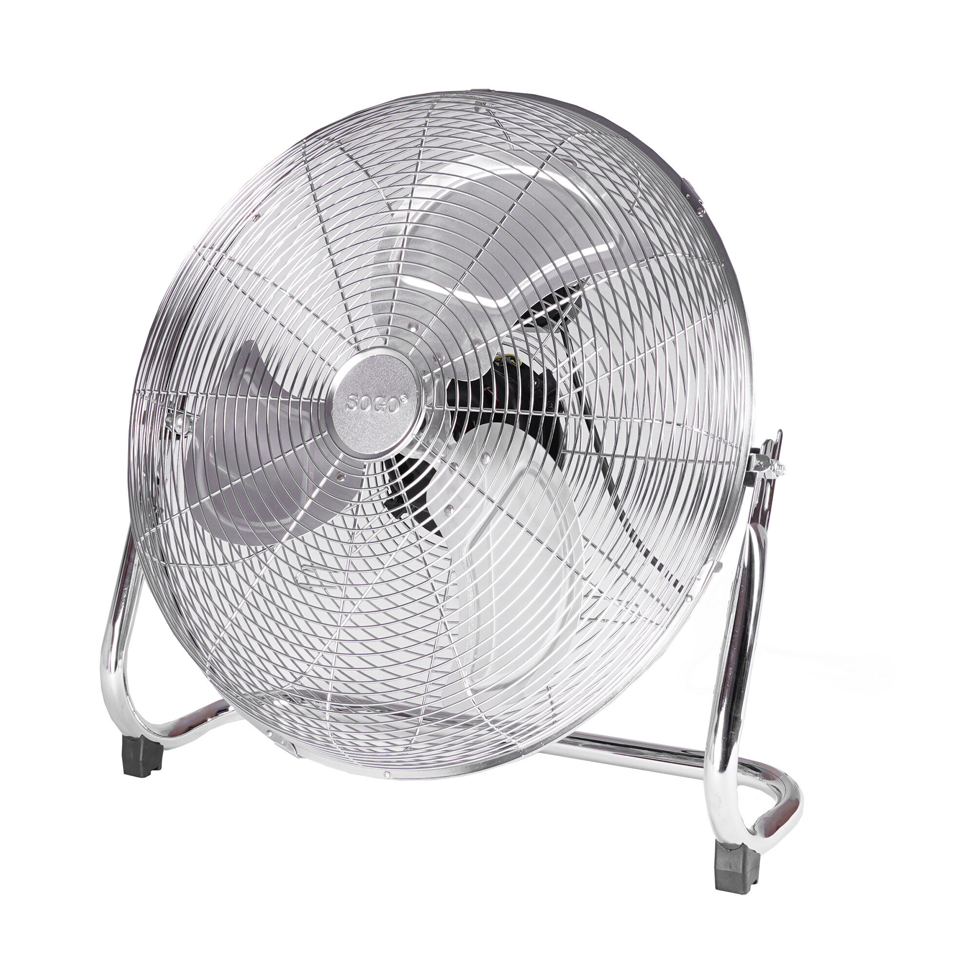 Ventilador cromado con tres aspas. Tiene una jaula y una base de metal. Está sobre un fondo blanco.