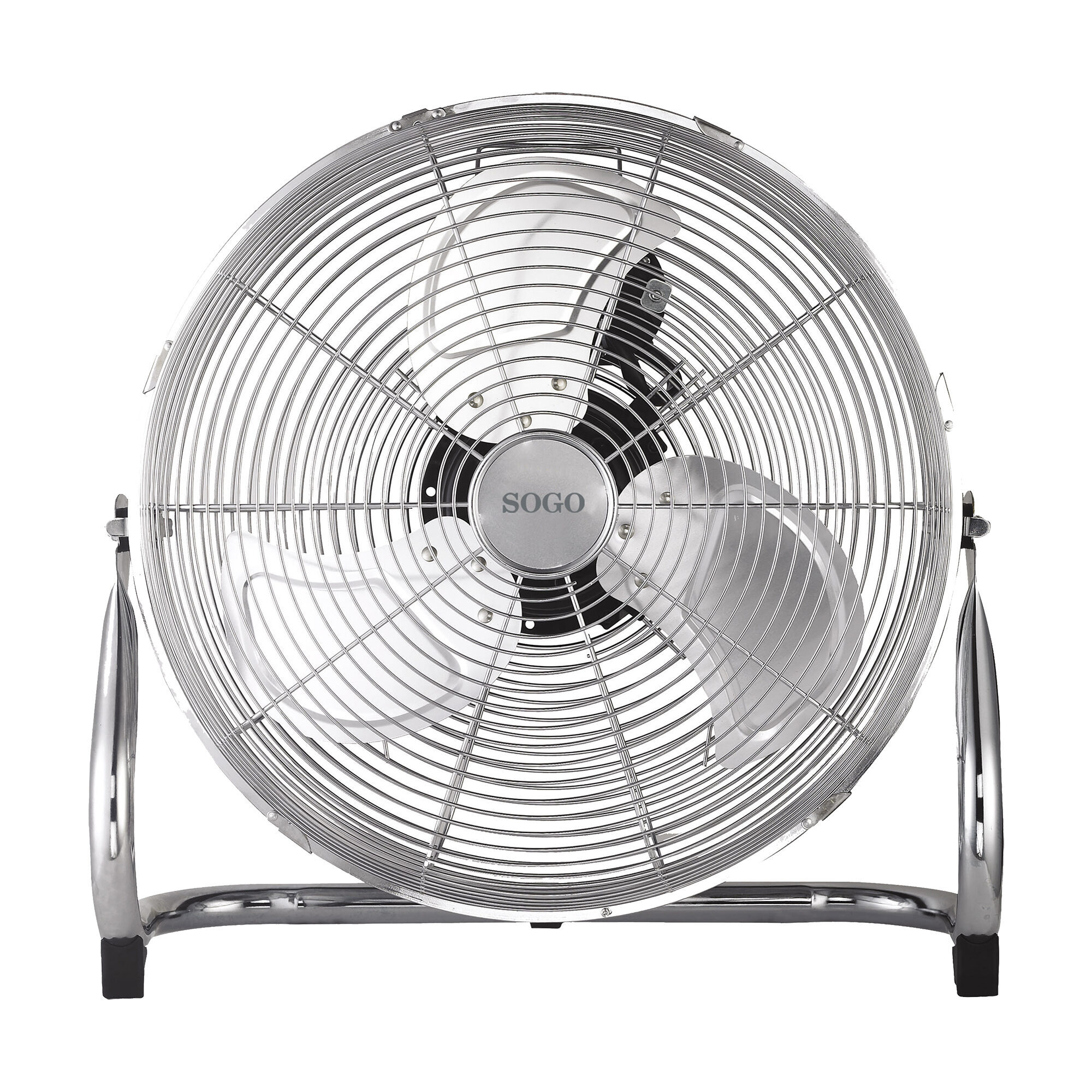Un ventilador de metal plateado con diseño circular, sobre fondo blanco.