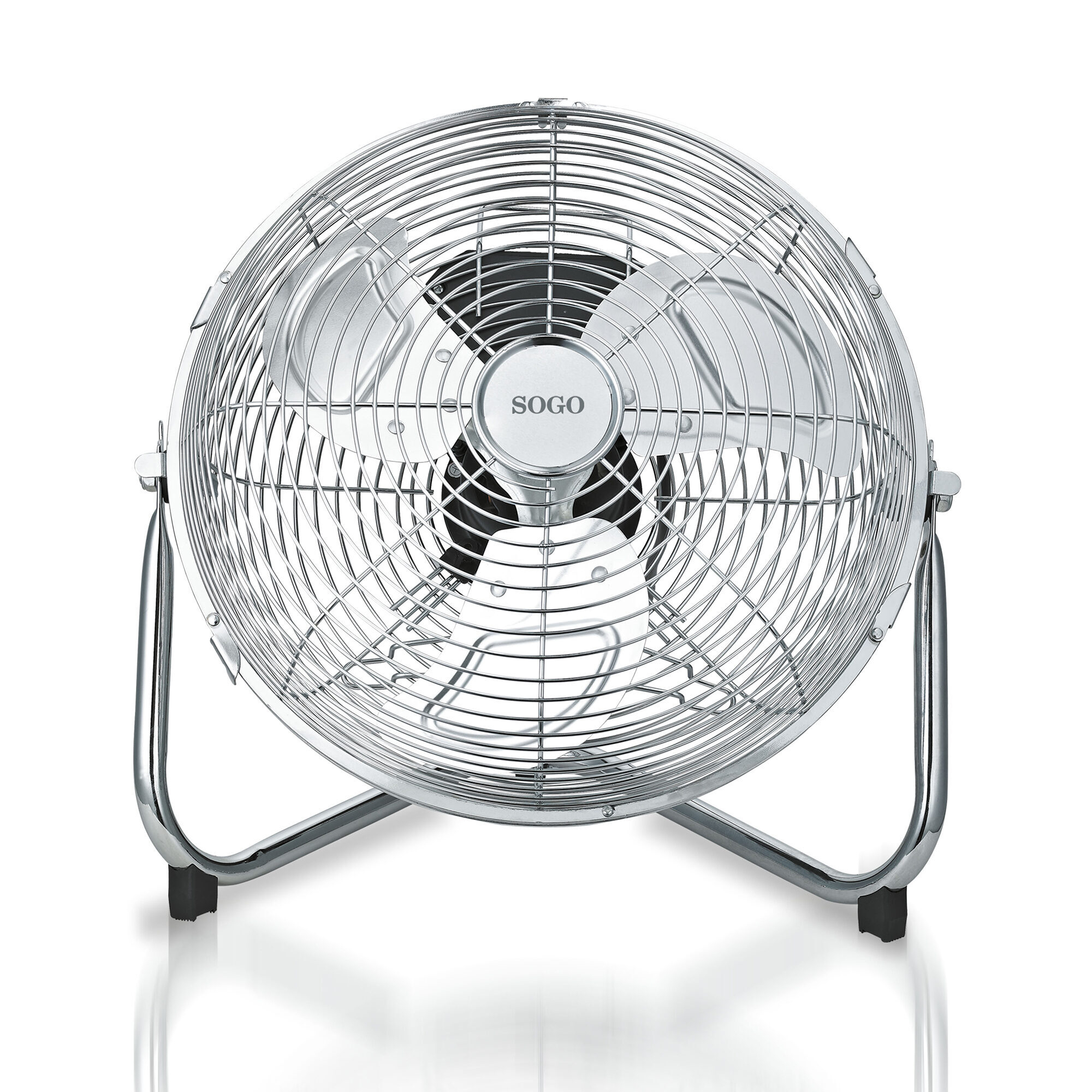 Ventilatore cromato con tre pale. Ha una gabbia e una base in metallo. È su sfondo bianco.