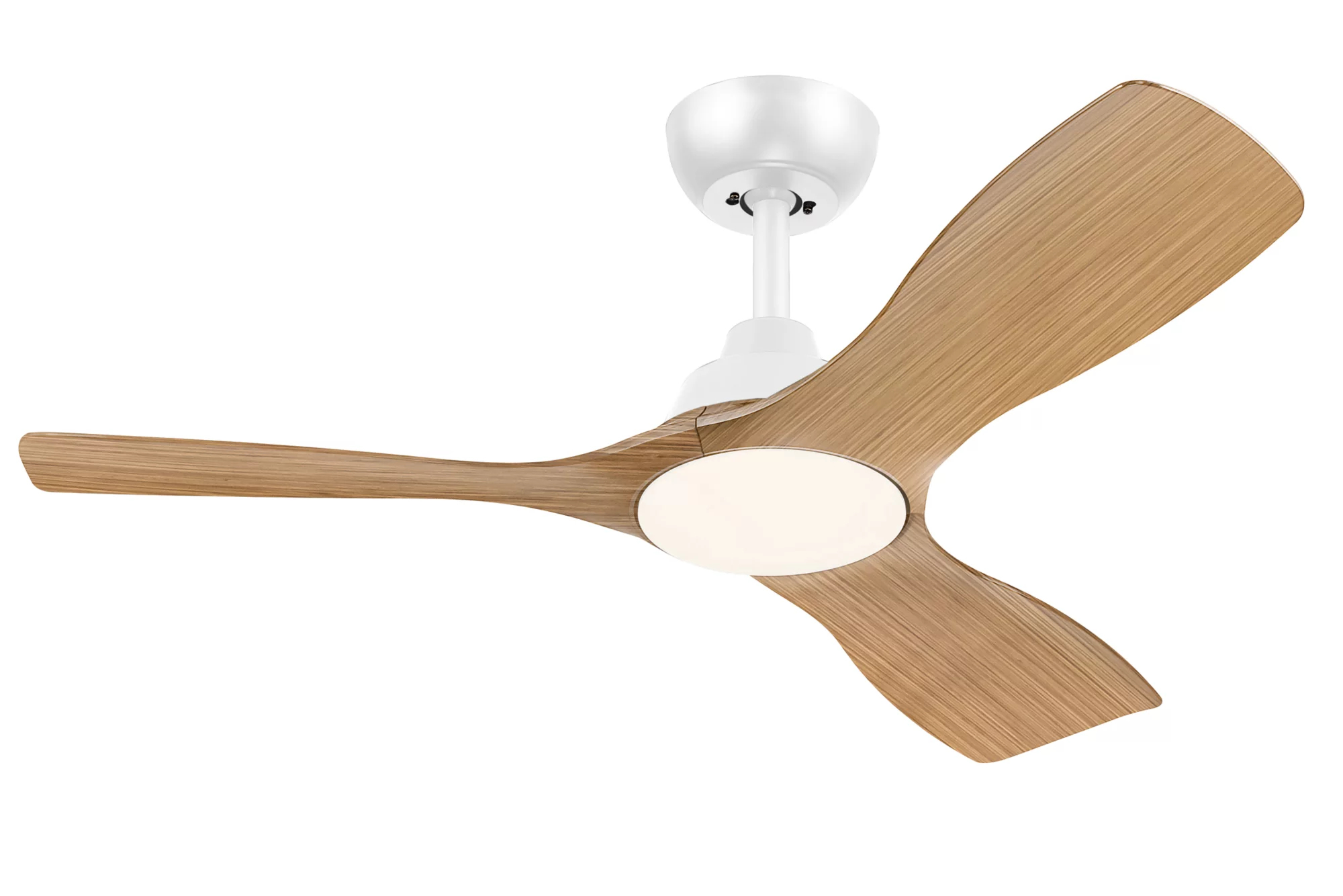 Ventilador de techo con tres aspas de madera y base blanca. Fondo blanco.