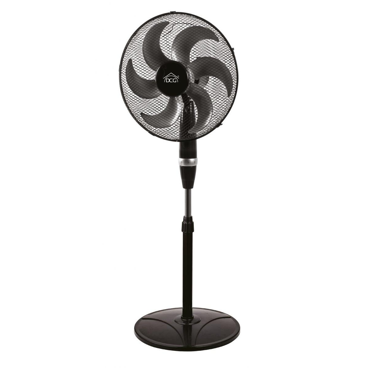 Ventilatore da terra nero con base rotonda, stelo nero e testa con pale curve, isolato.