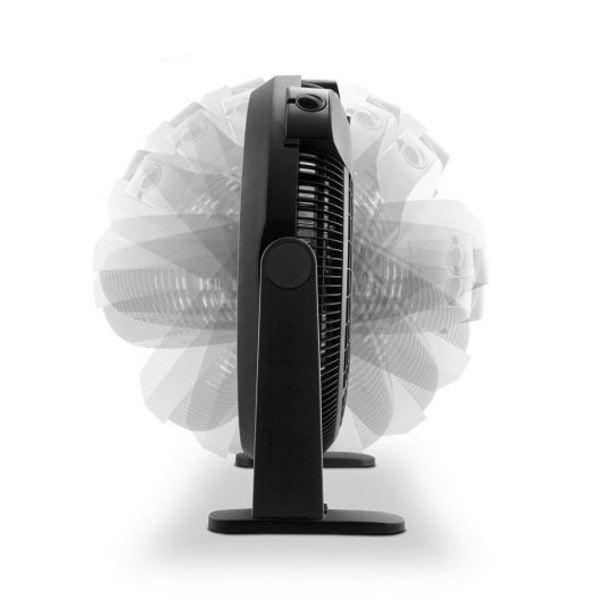 Un ventilatore nero oscillante è posizionato di profilo su sfondo bianco, il suo movimento è sfocato.