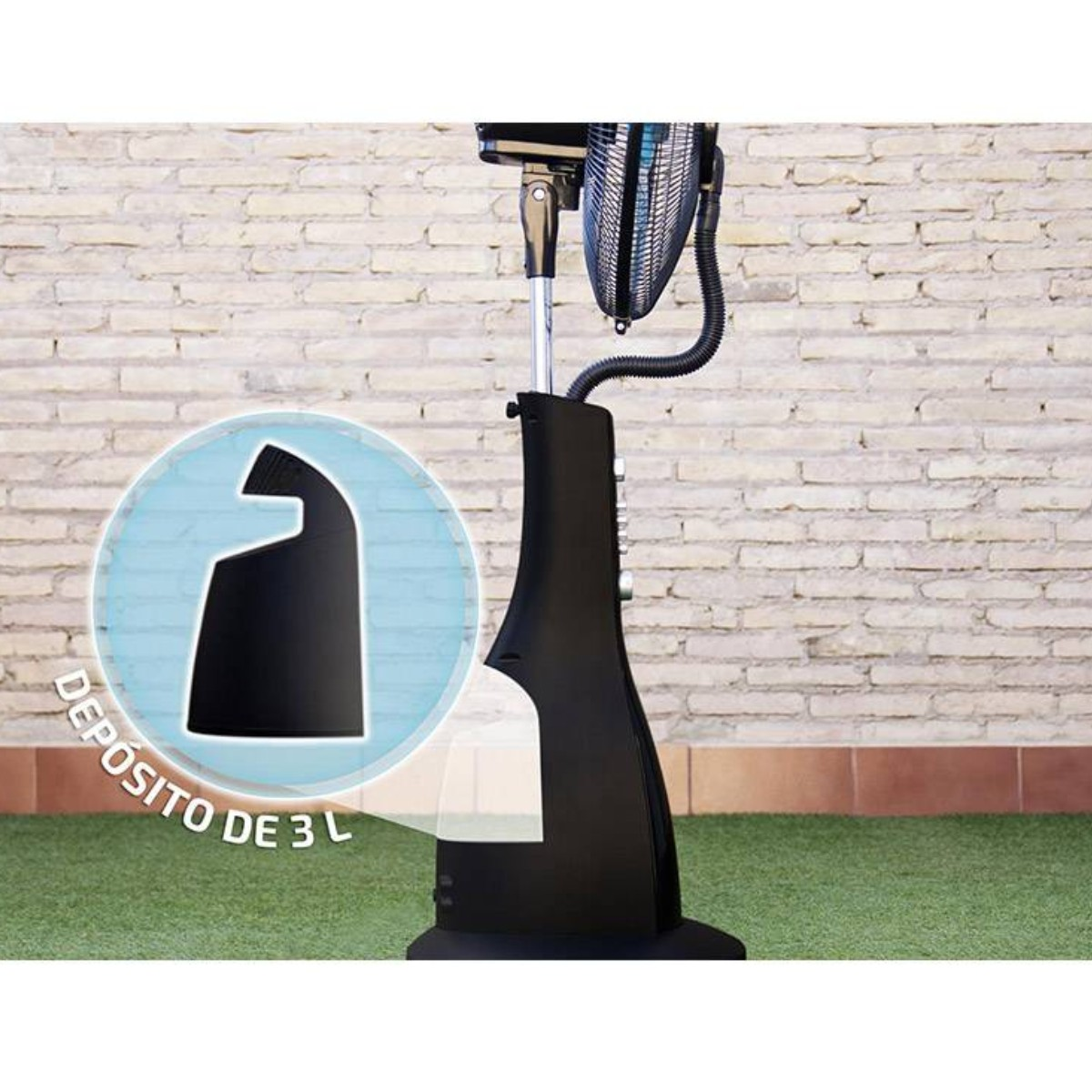 Unidad de ventilador negra con depósito de agua integrado y fondo de pared de ladrillo.