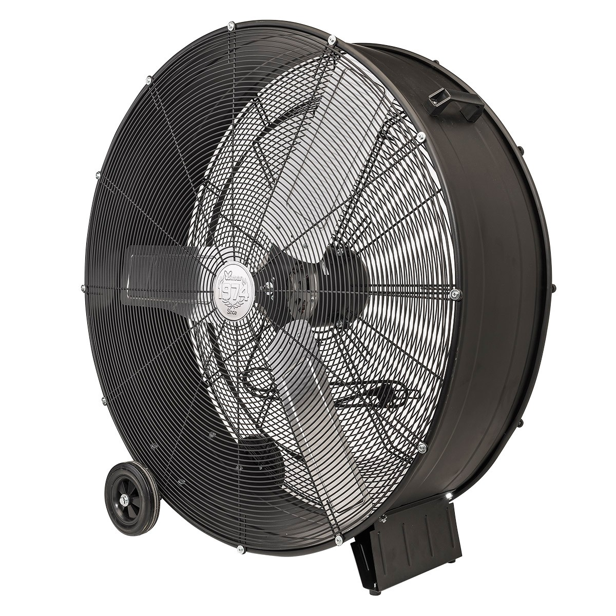 Grande ventilatore industriale nero con gabbia, pale e ruote. È su sfondo bianco.