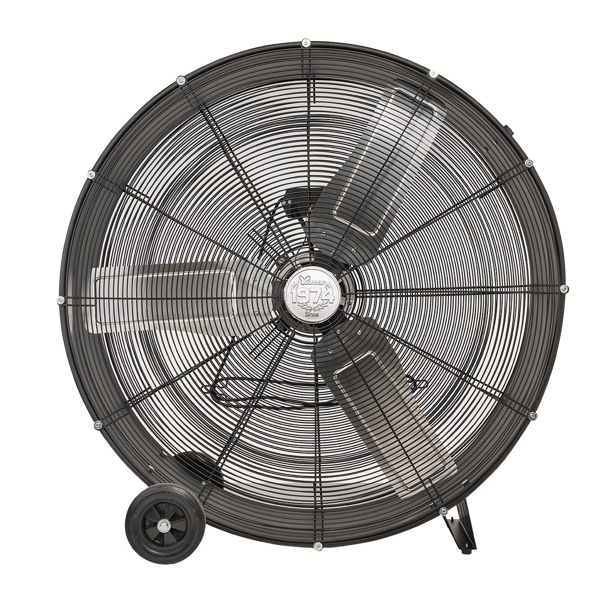 Grande ventilatore industriale nero con gabbia, pale e ruote. È su sfondo bianco.
