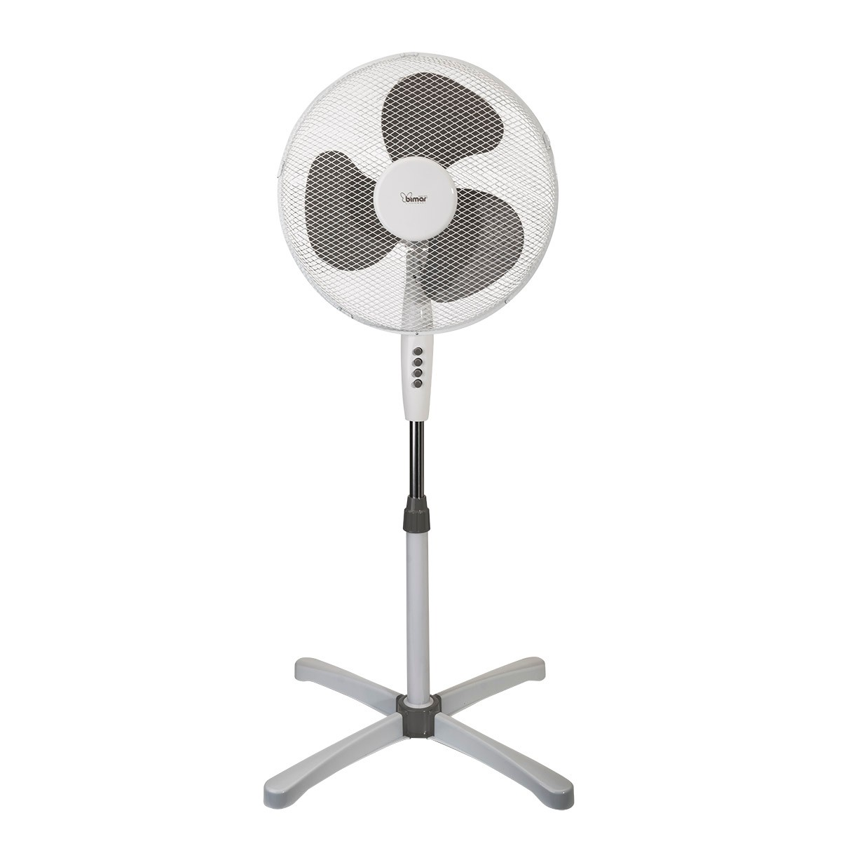 Witte staande ventilator met drie bladen. Het heeft een wit rooster en een witte paal met een kruisvoet.