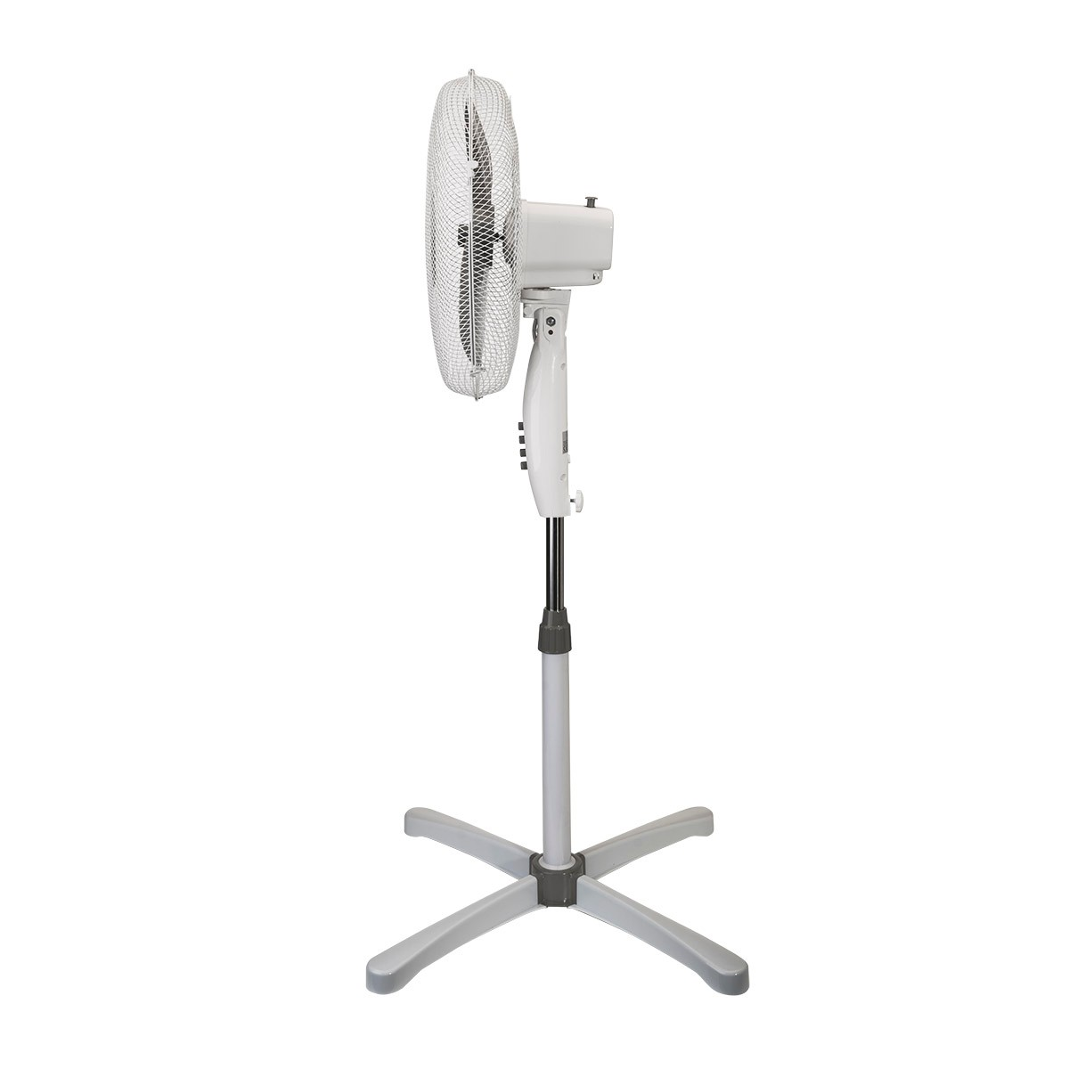 Witte staande ventilator van opzij gezien. Het heeft een wit rooster, een witte paal en een kruisvormige basis.