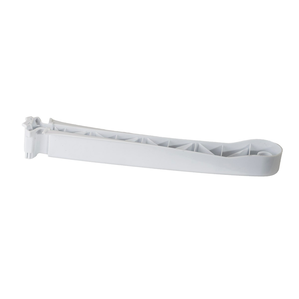 Een witte plastic ventilatorcomponent op een witte achtergrond. Het is een lang, gebogen stuk plastic.