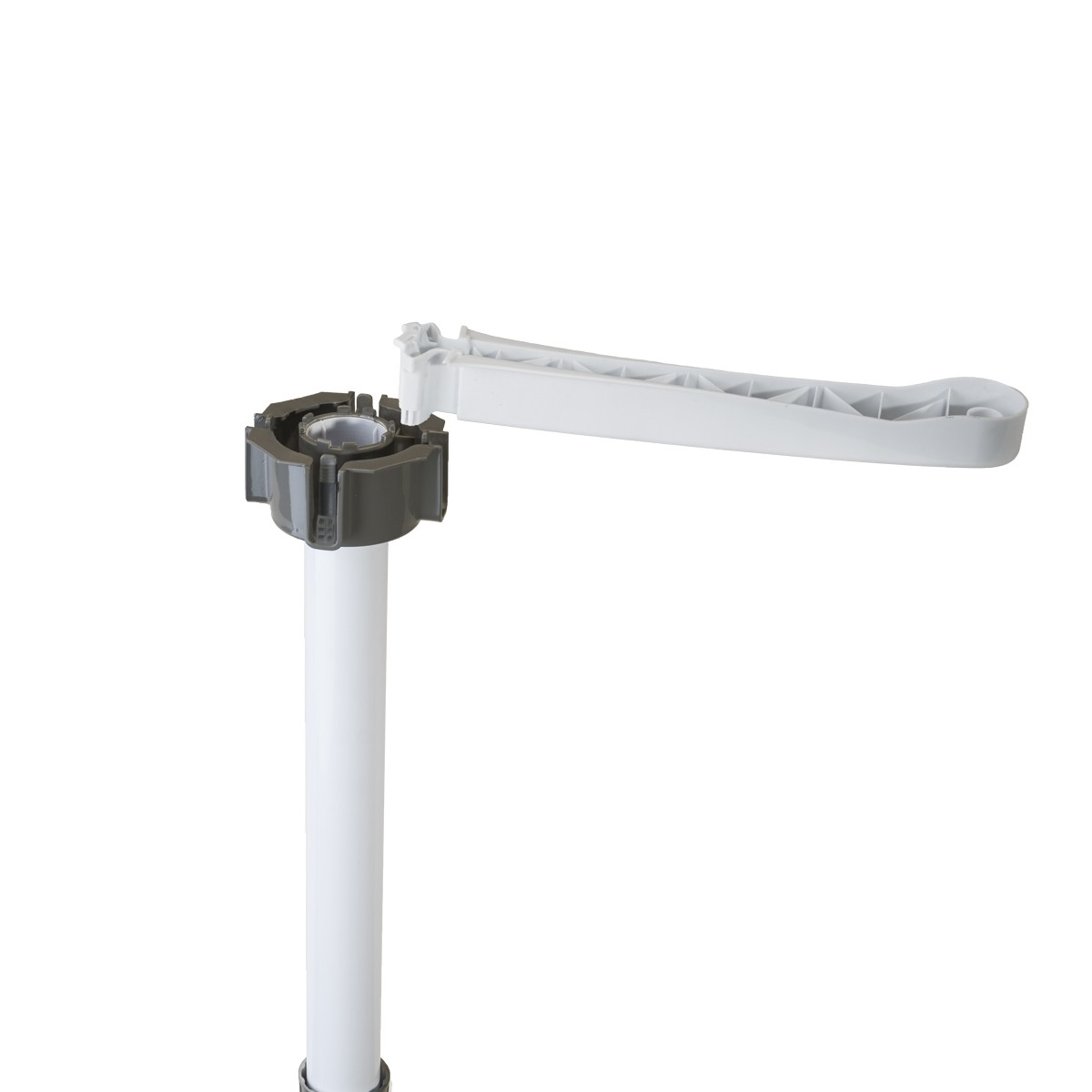 Witte plastic ventilatorcomponent op witte achtergrond. Het onderdeel heeft een cilindrische basis en een lange arm.