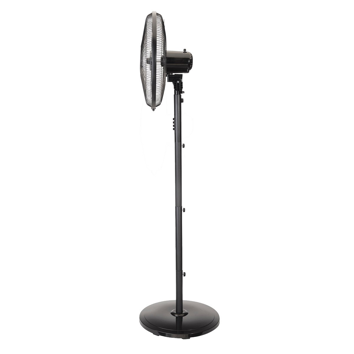 Zwarte staande ventilator met een gaasvoorkant, op een donkere cirkelvormige basis. De ventilator staat opzij.