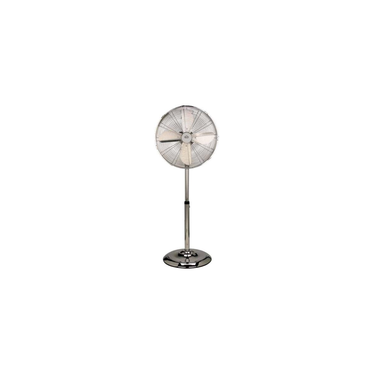 Un ventilatore a colonna cromato su sfondo bianco. Il ventilatore ha una base circolare e pale.