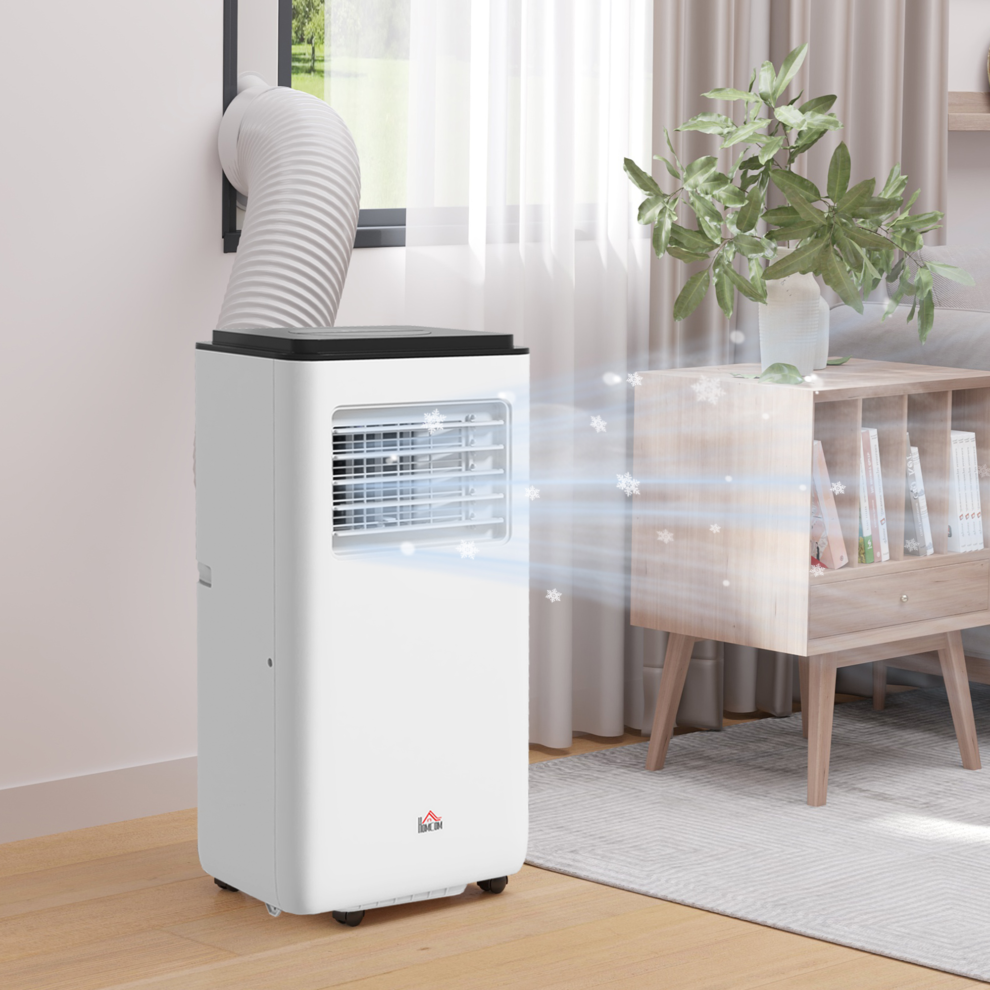 Un condizionatore portatile bianco con un tubo fuori da una finestra, vicino a un tavolo di legno.