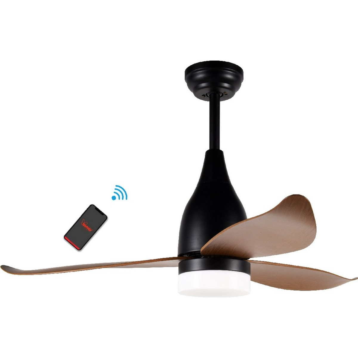 Un ventilatore da soffitto nero e color legno con telecomando. È appeso al soffitto con tre pale.