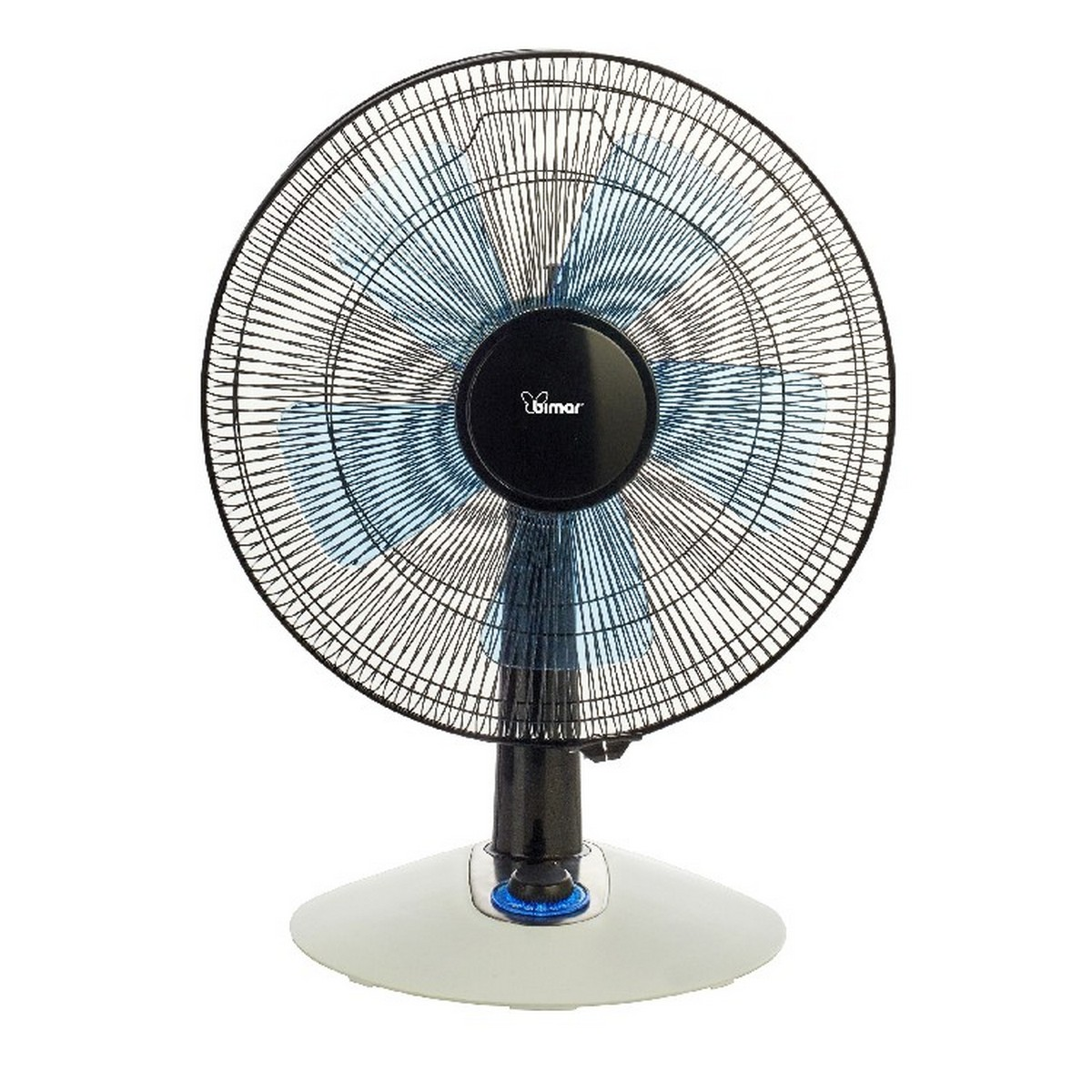 Un ventilatore circolare nero e argento. Ha pale blu ed è su una base bianca.
