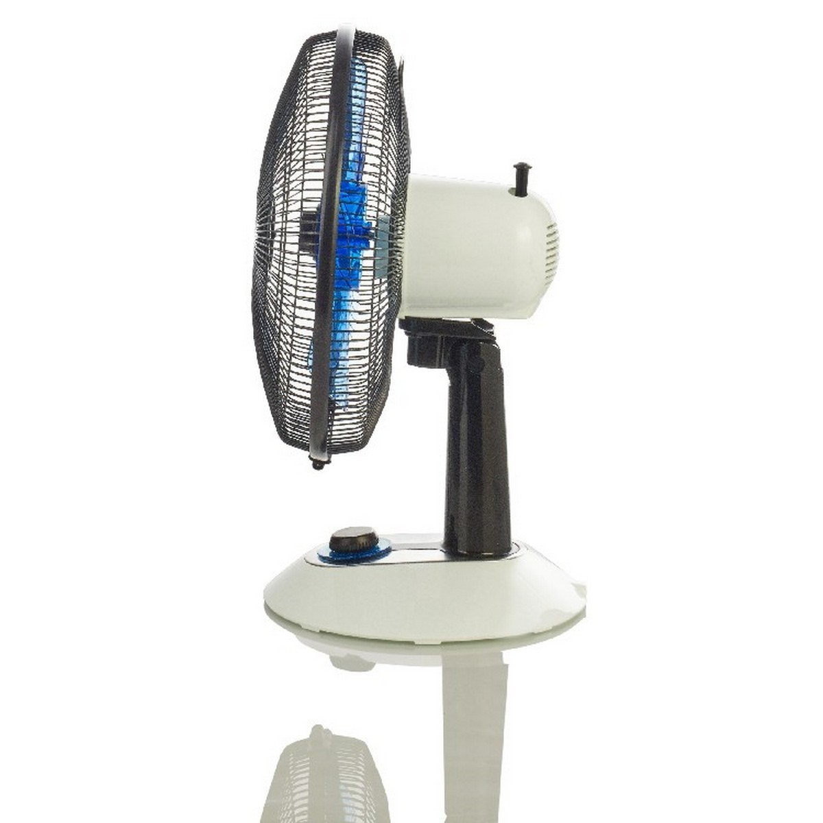 Ventilatore bianco e nero su base bianca, con una pala blu visibile.