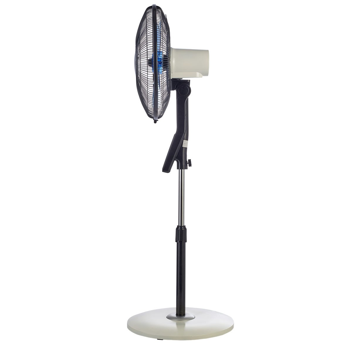 Un ventilatore da terra, nero e argento. Ha pale blu ed è su sfondo bianco.