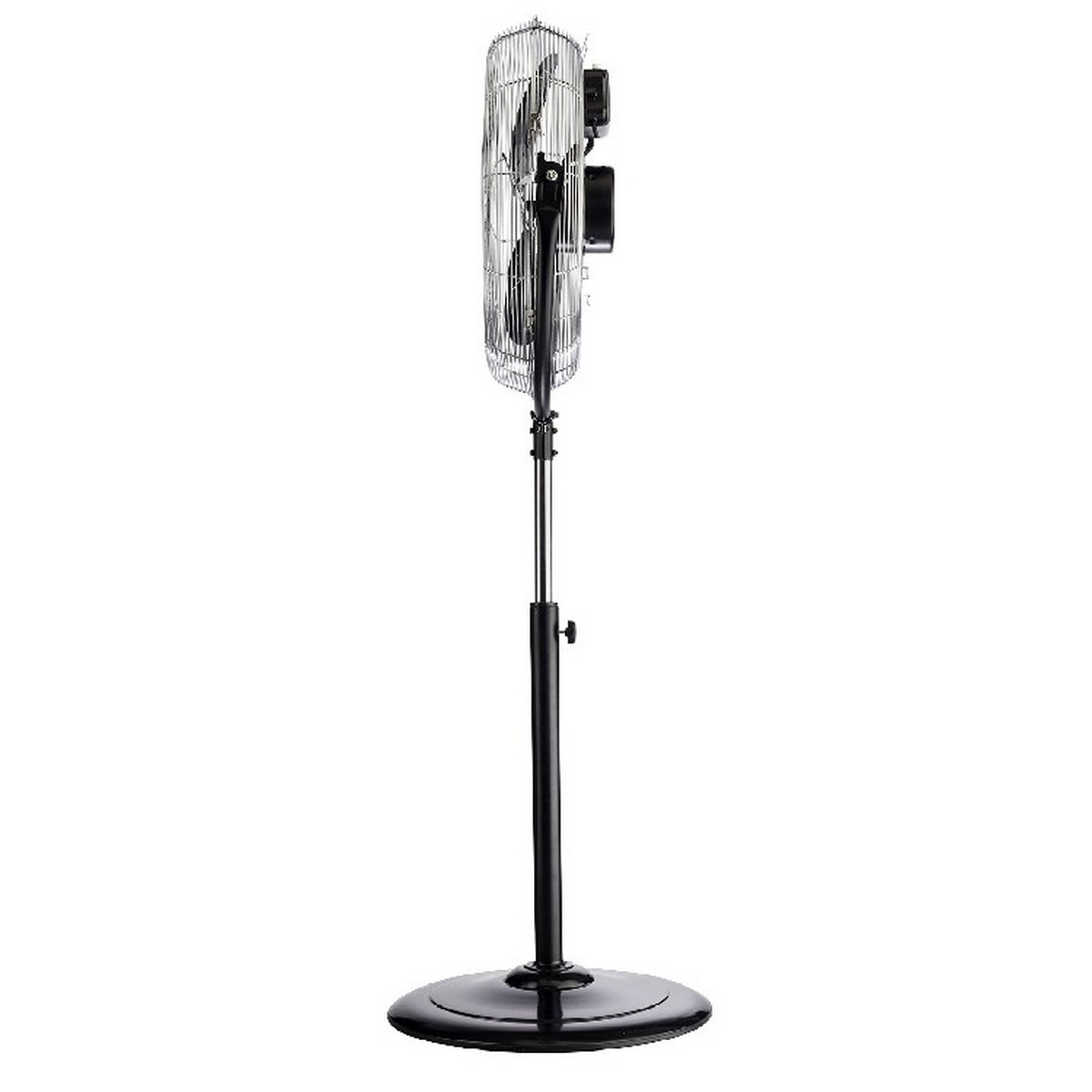 Een zwarte staande ventilator met een metalen rooster. De ventilator staat op een zwarte standaard.