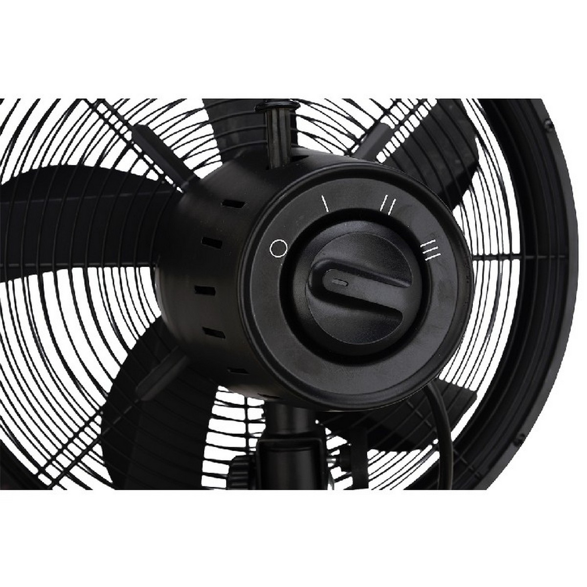 Primo piano del motore di un ventilatore nero. Ci sono tre impostazioni di velocità.