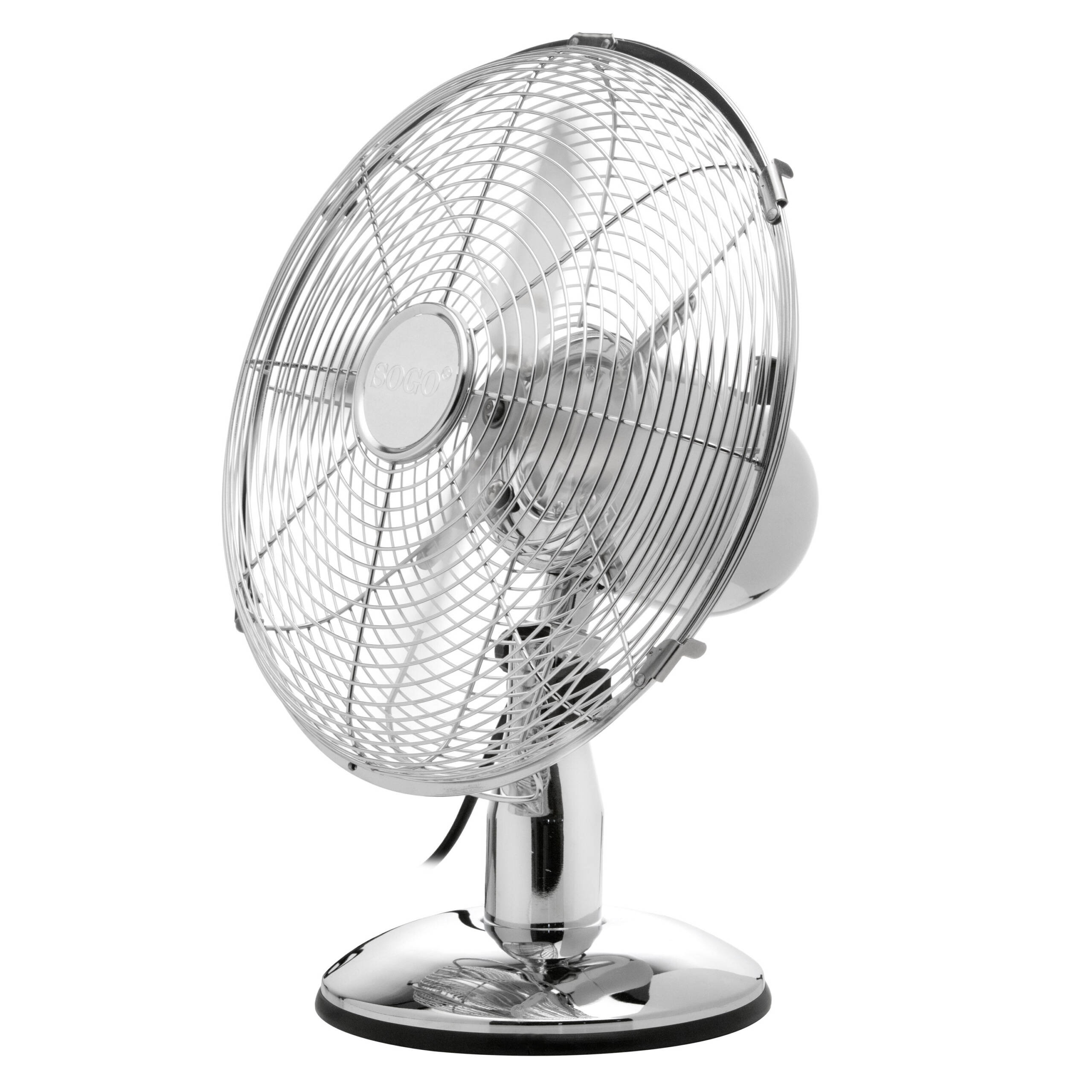 Un ventilador de escritorio cromado, con una base y una jaula circulares. Las aspas son visibles a través de la jaula.