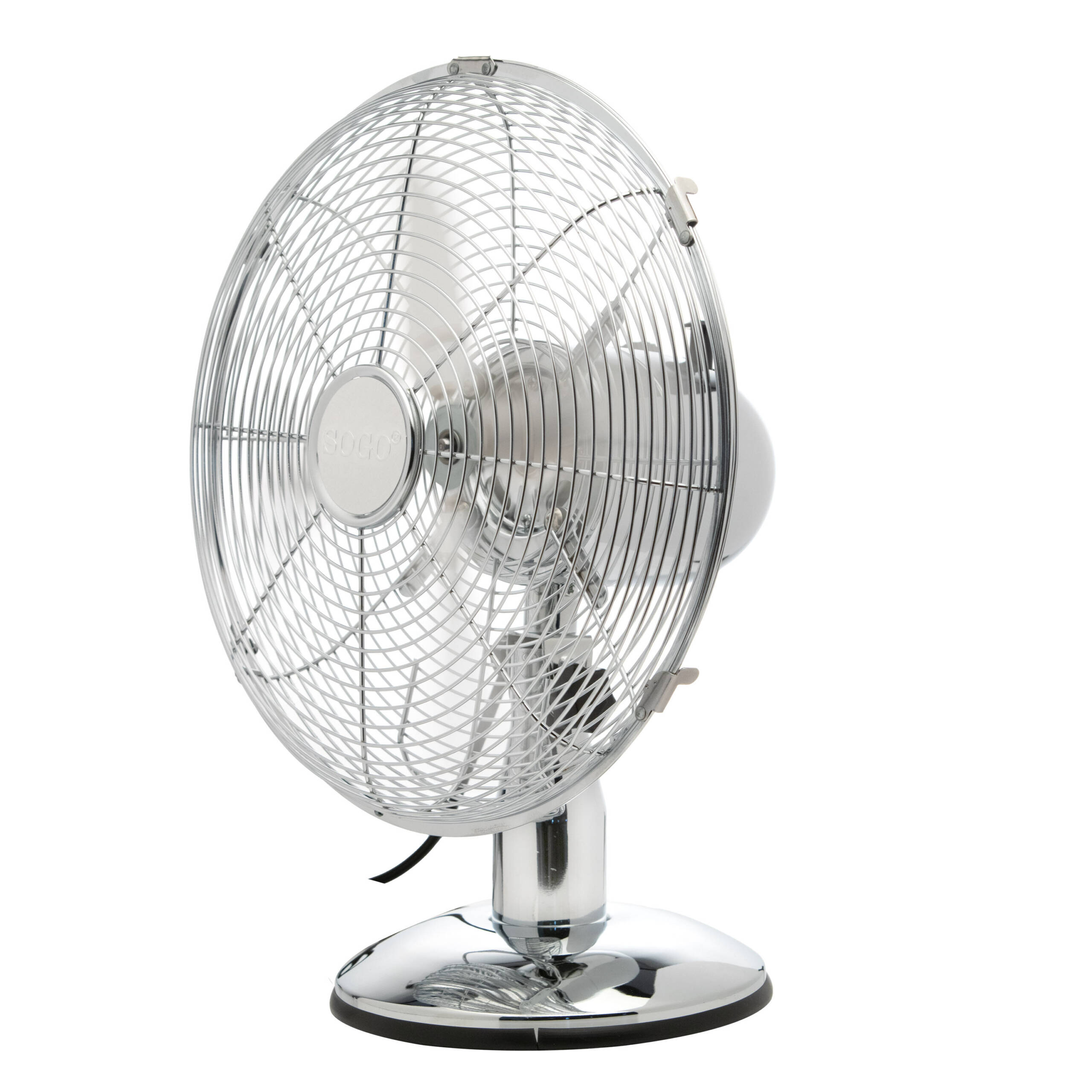 Un ventilador de escritorio cromado. Visto desde un ángulo, las aspas son visibles a través de la jaula.