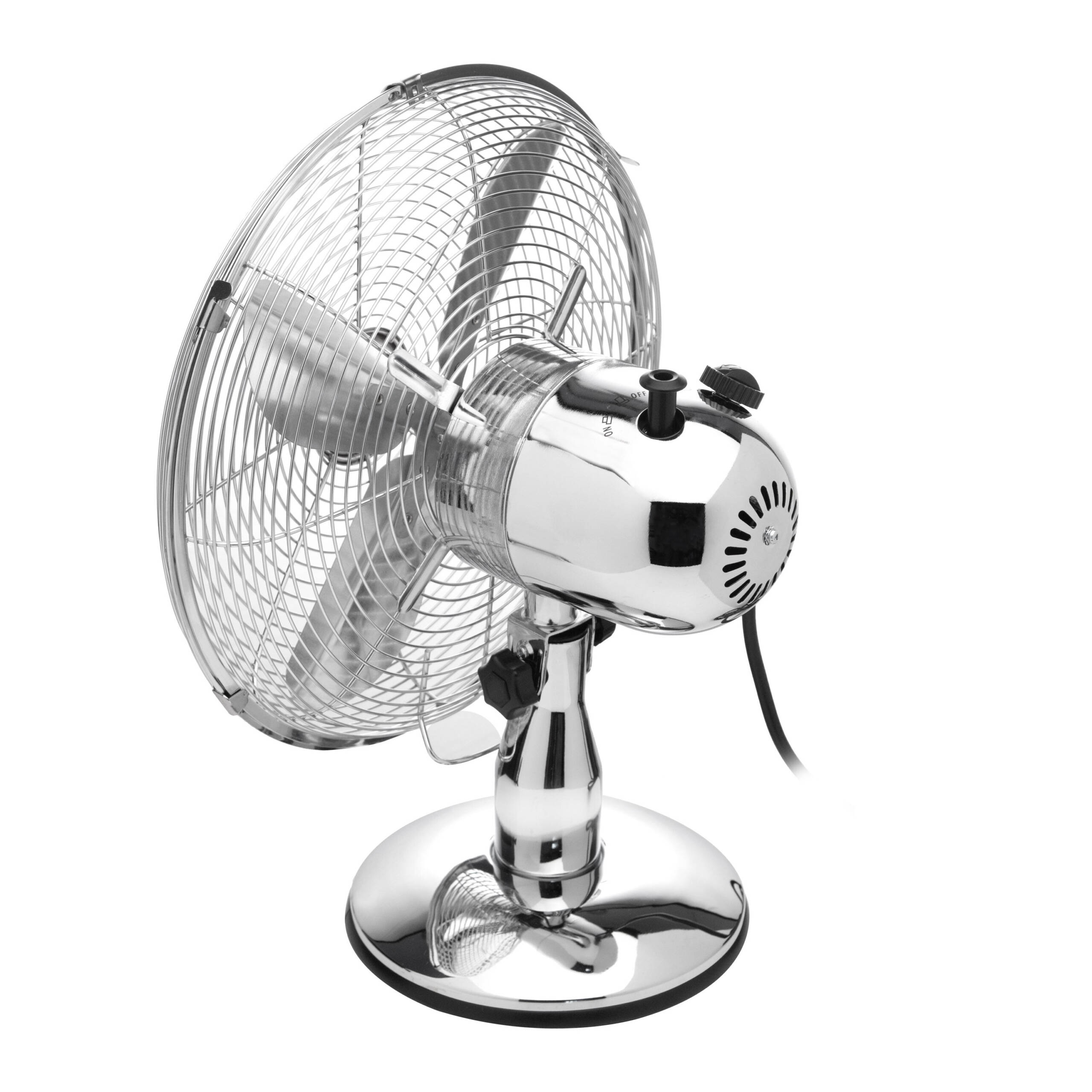 Un ventilador de escritorio cromado con un cable de alimentación negro. El ventilador tiene tres aspas y controles visibles.