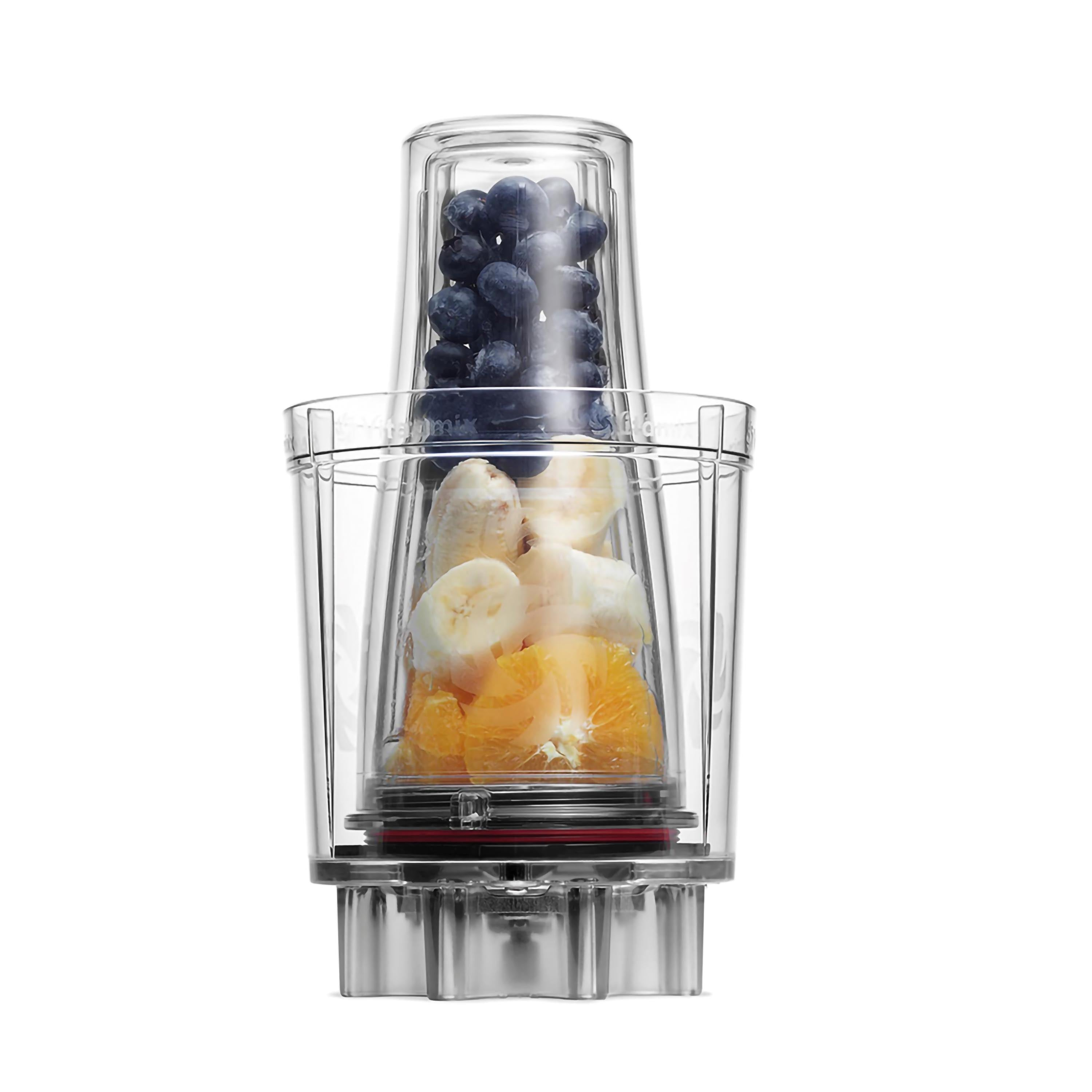 Mixer mit Blaubeeren, Bananen und Orangen in durchsichtigen Behältern, bereit zum Mixen, auf Weiß.