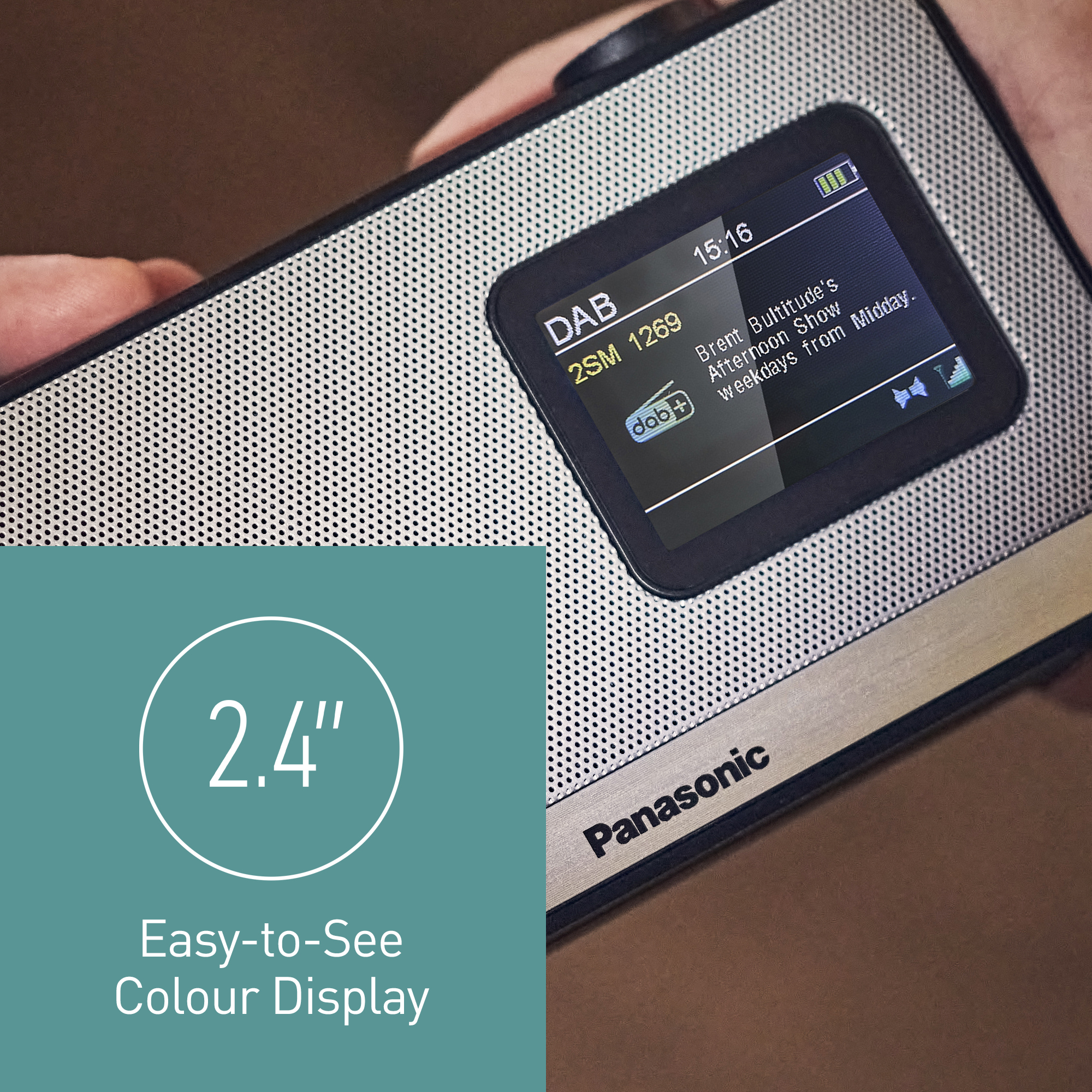 Un primo piano di una radio con schermo. Mostra un display da 2,4" e 'Easy-to-See'.
