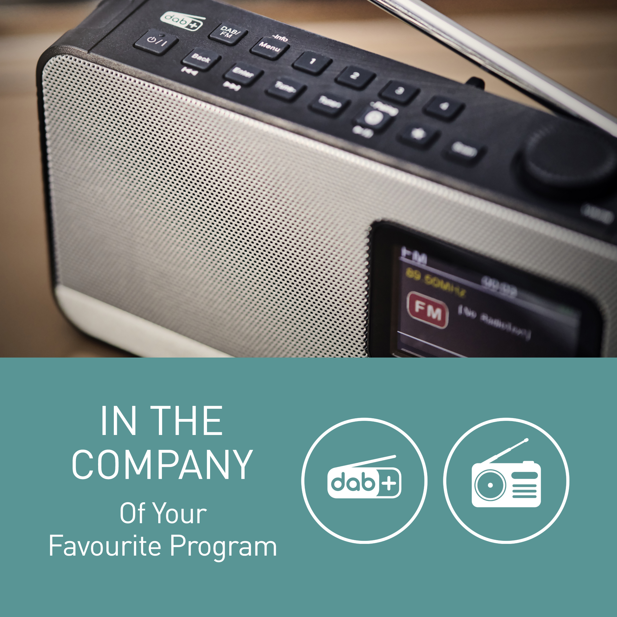 Un primo piano di una radio con schermo che mostra la frequenza FM. Sotto, si legge: 'In the company...'