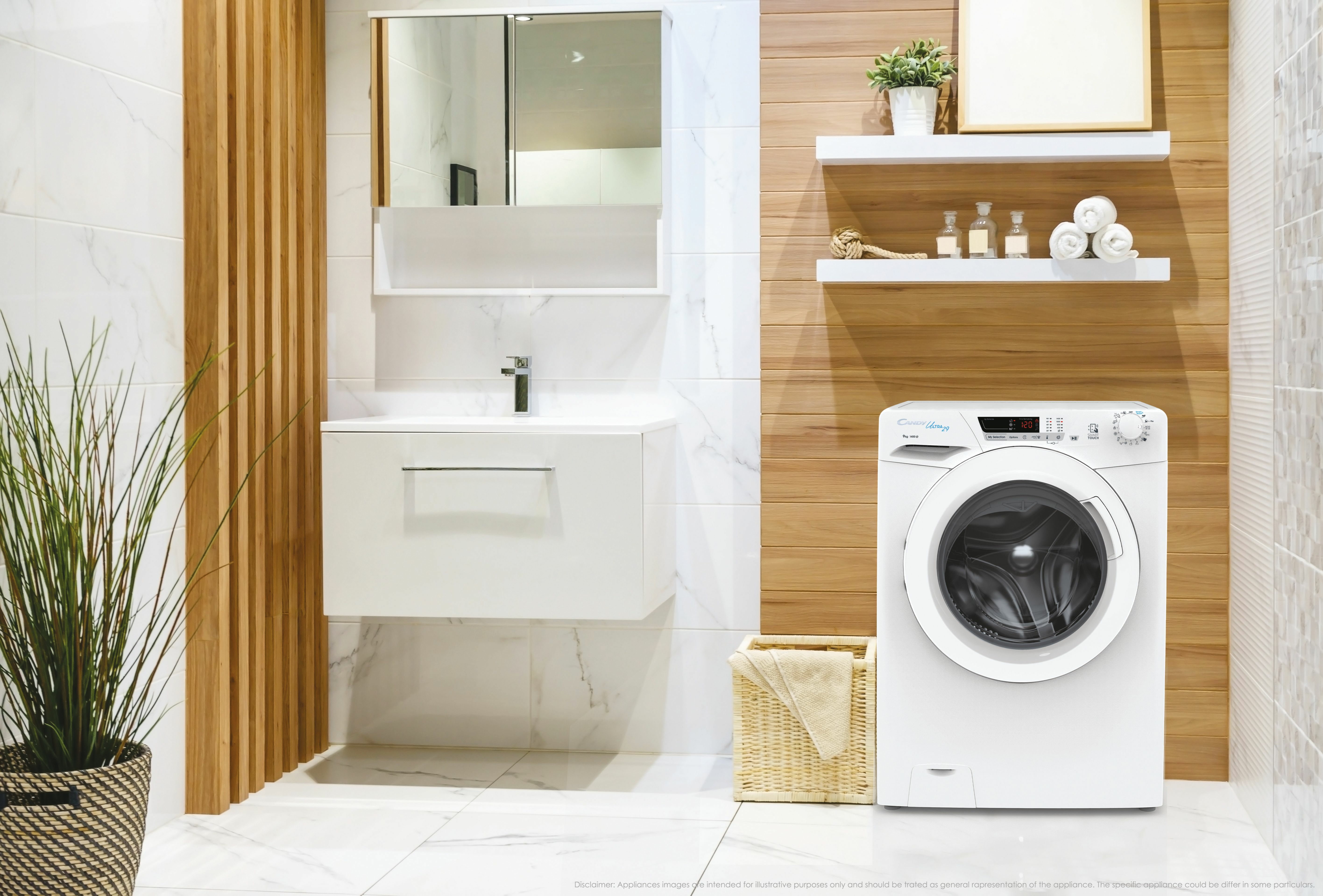 Una lavadora blanca en un baño con detalles en blanco y madera. Hay una planta, un espejo y una estantería.